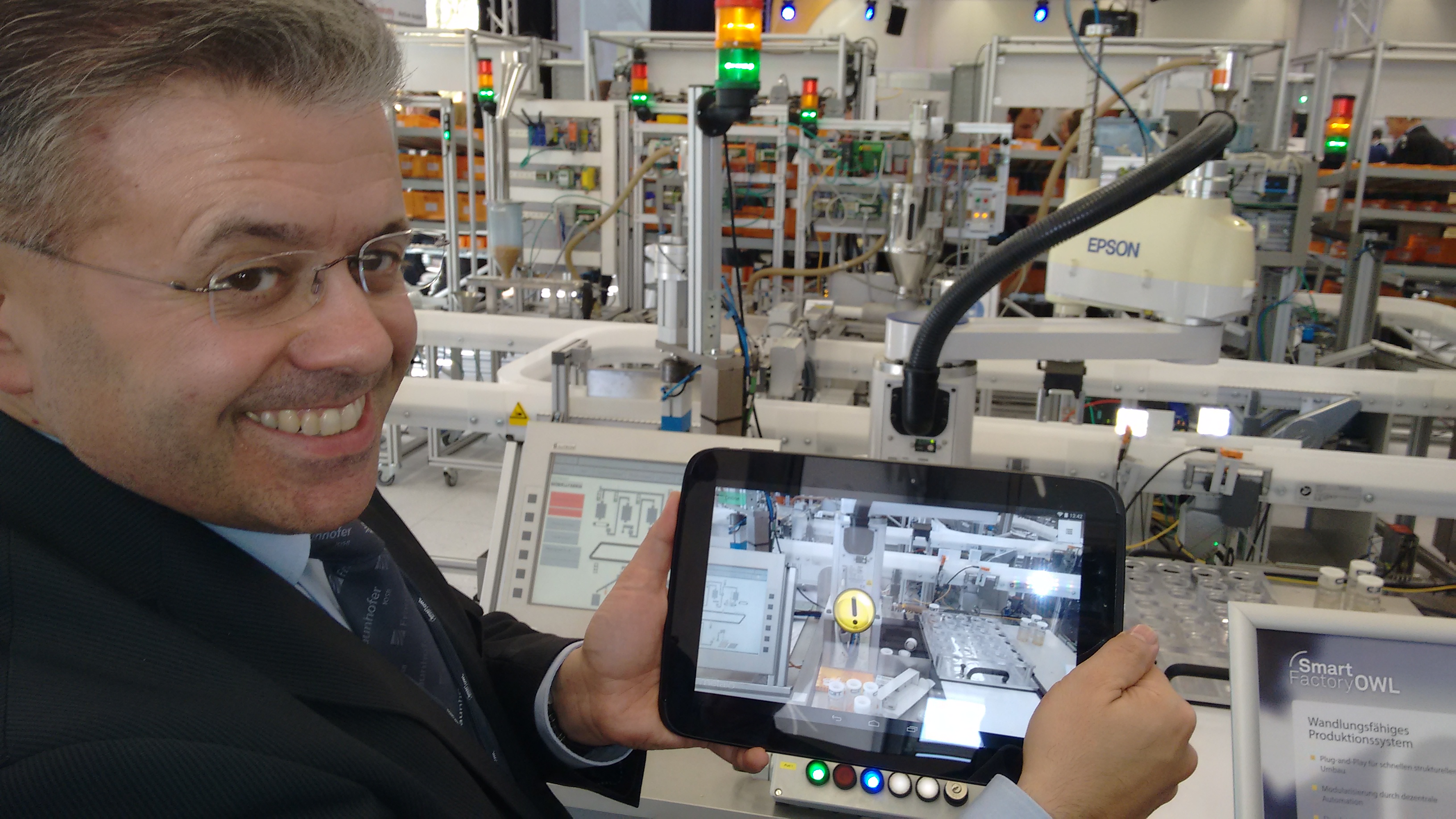 Digital in NRW bietet spannende Touren durch Demo-Zentren aus Industrie und Forschung. Pedro Rodrigues, zuständig für das Thema Demostrieren, in der SmartFactoryOWL.