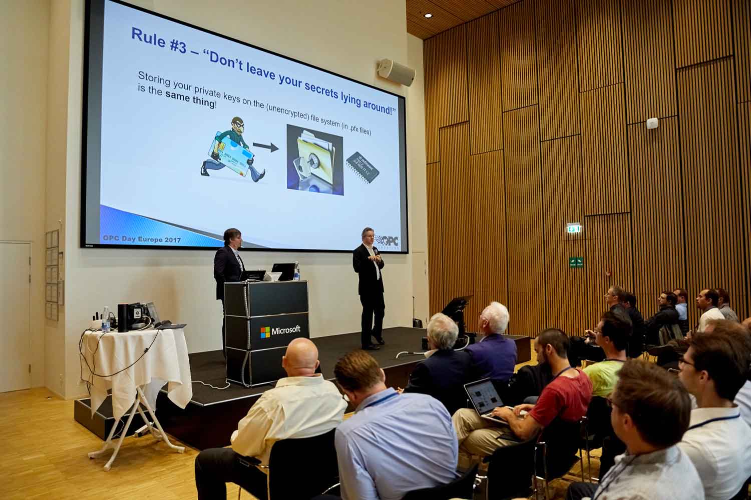 Uwe Pohlmann (Fraunhofer IEM) und Erich Barnstedt (Microsoft) diskutieren mit OPC UA-Experten und -Anwendern, wie mit Maschinendaten abgesichert gearbeitet werden kann.