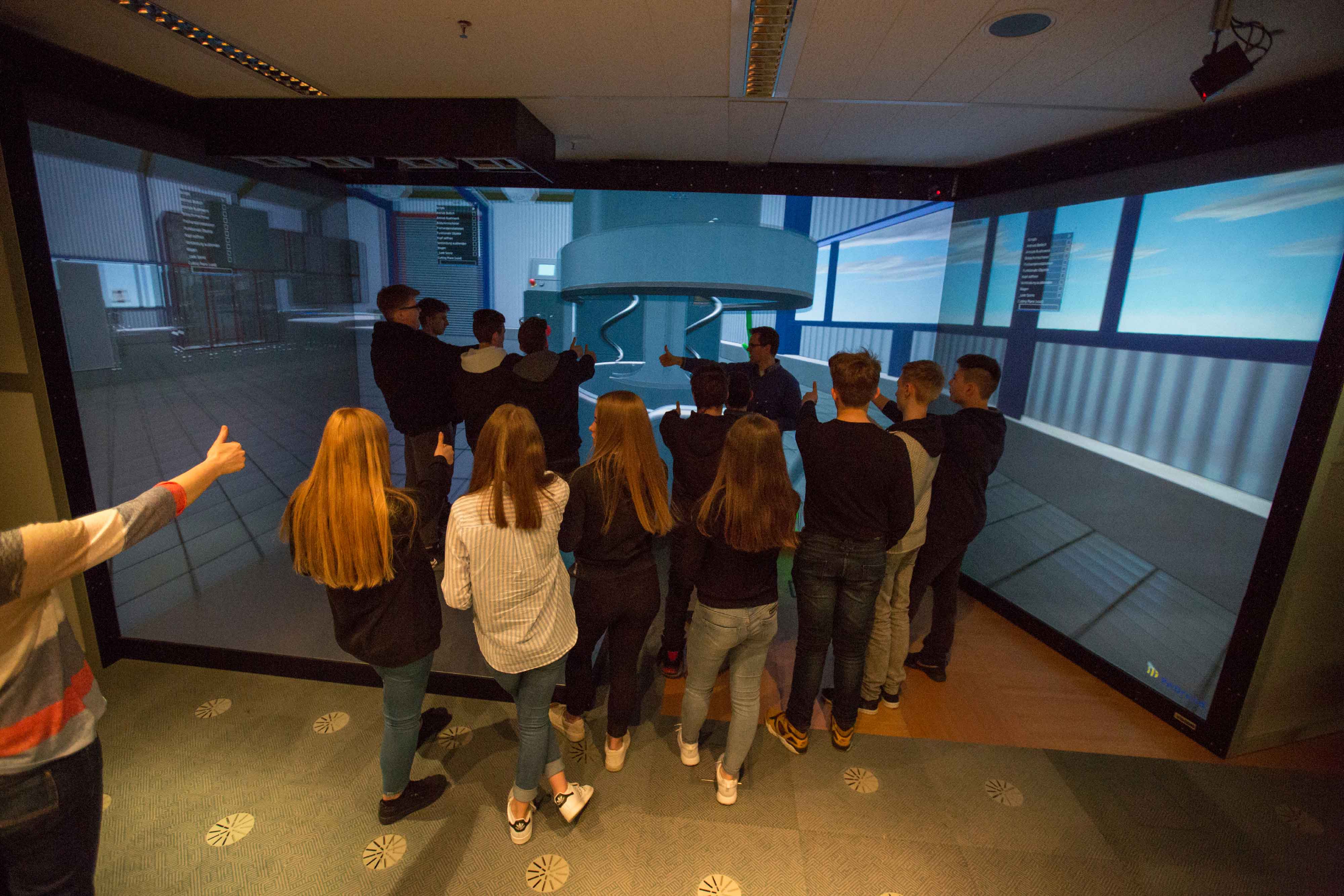 Im Rahmen einer Berufsfelderkundung bekamen die Schülerinnen und Schüler im HD-Visualisierungscenter die Möglichkeit, in die virtuelle Realität einzutauchen.