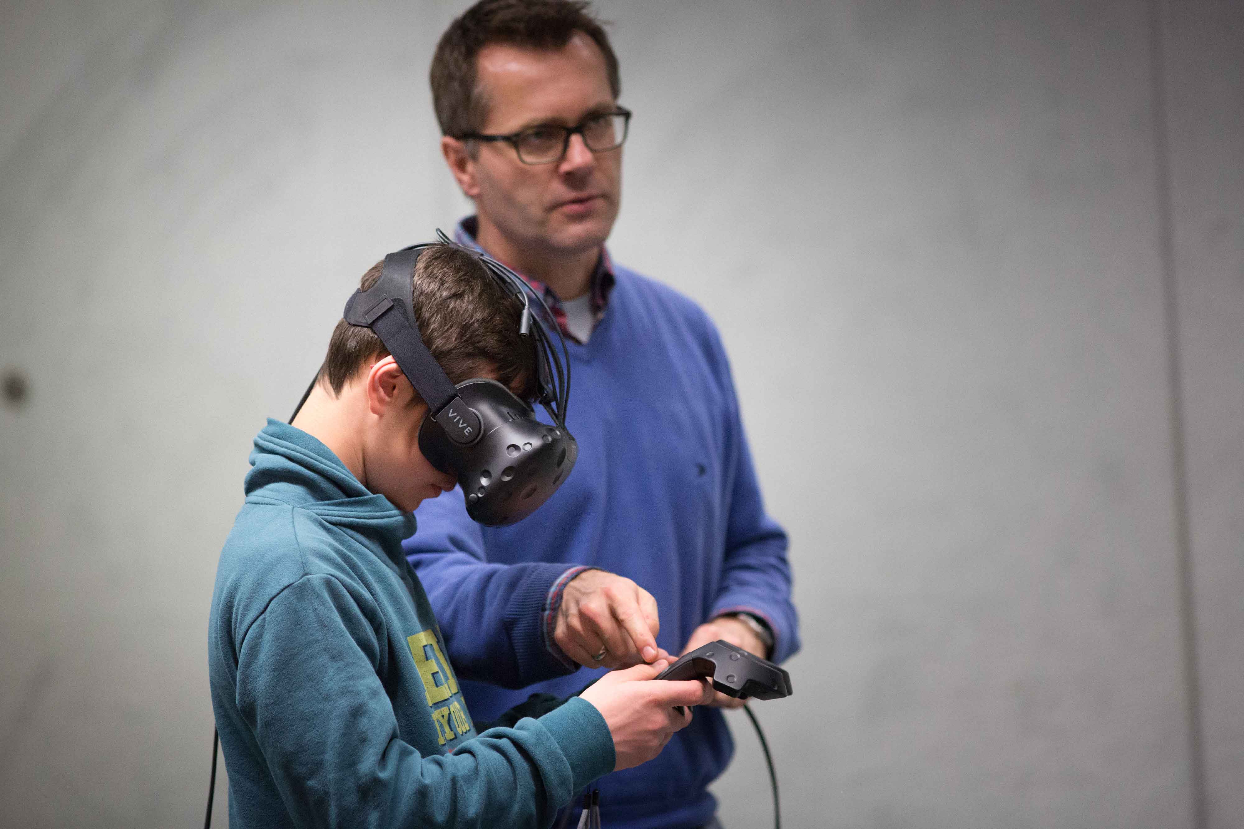Mit der HTC-Vive, einem Virtual Reality-Helm, können virtuelle Objekte, Personen und Umgebungen frei erkundet werden.