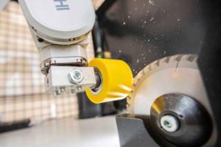 The AI-based sanding system learns how to process complex materials 