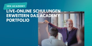 Ein Mann steht an einem Whiteboard