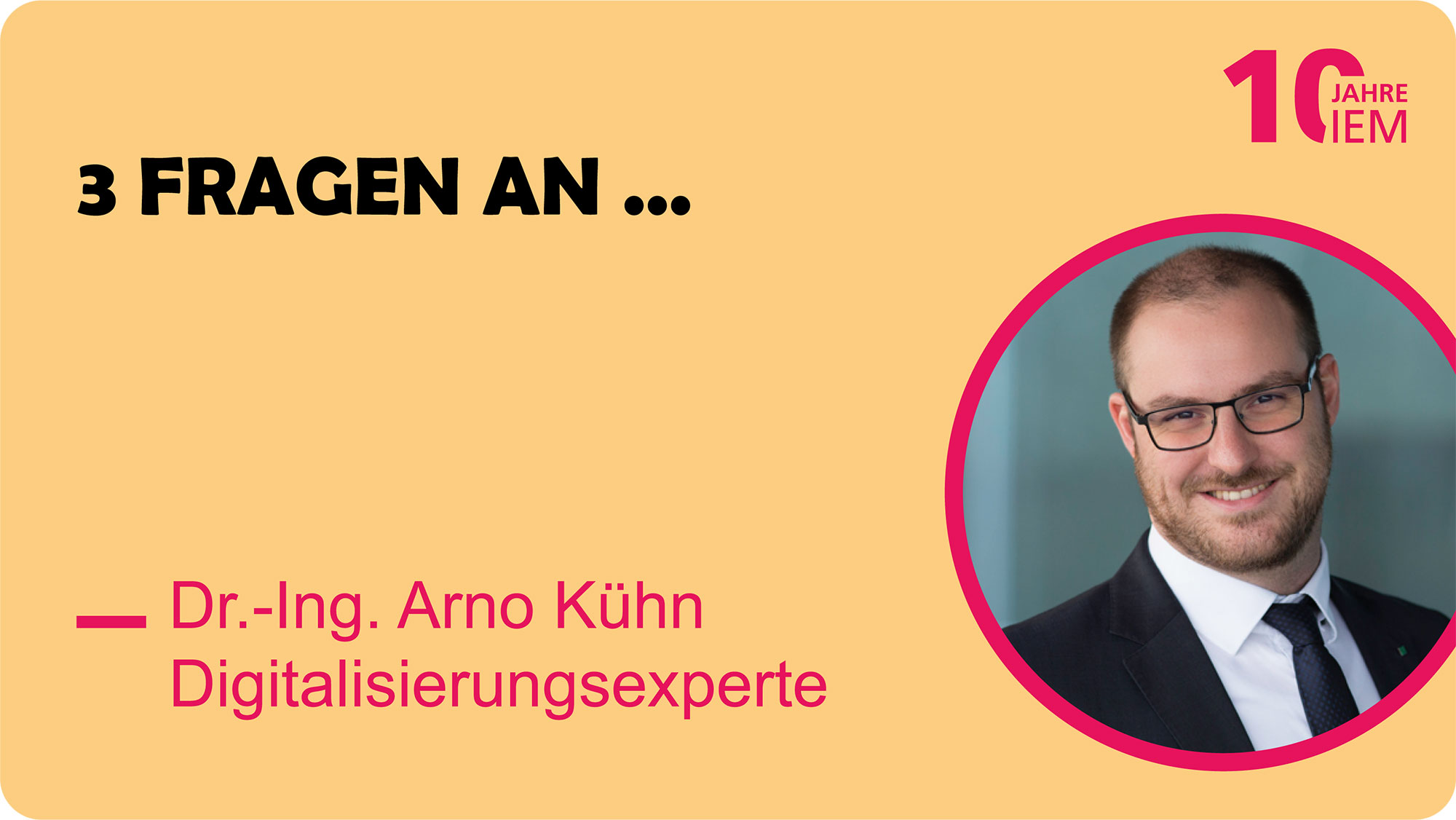 Portrait von Arno Kühn vor einem gelben Hintergrund. Links daneben steht die Überschrift "3 Fragen an.." mit entsprechendem Namen.