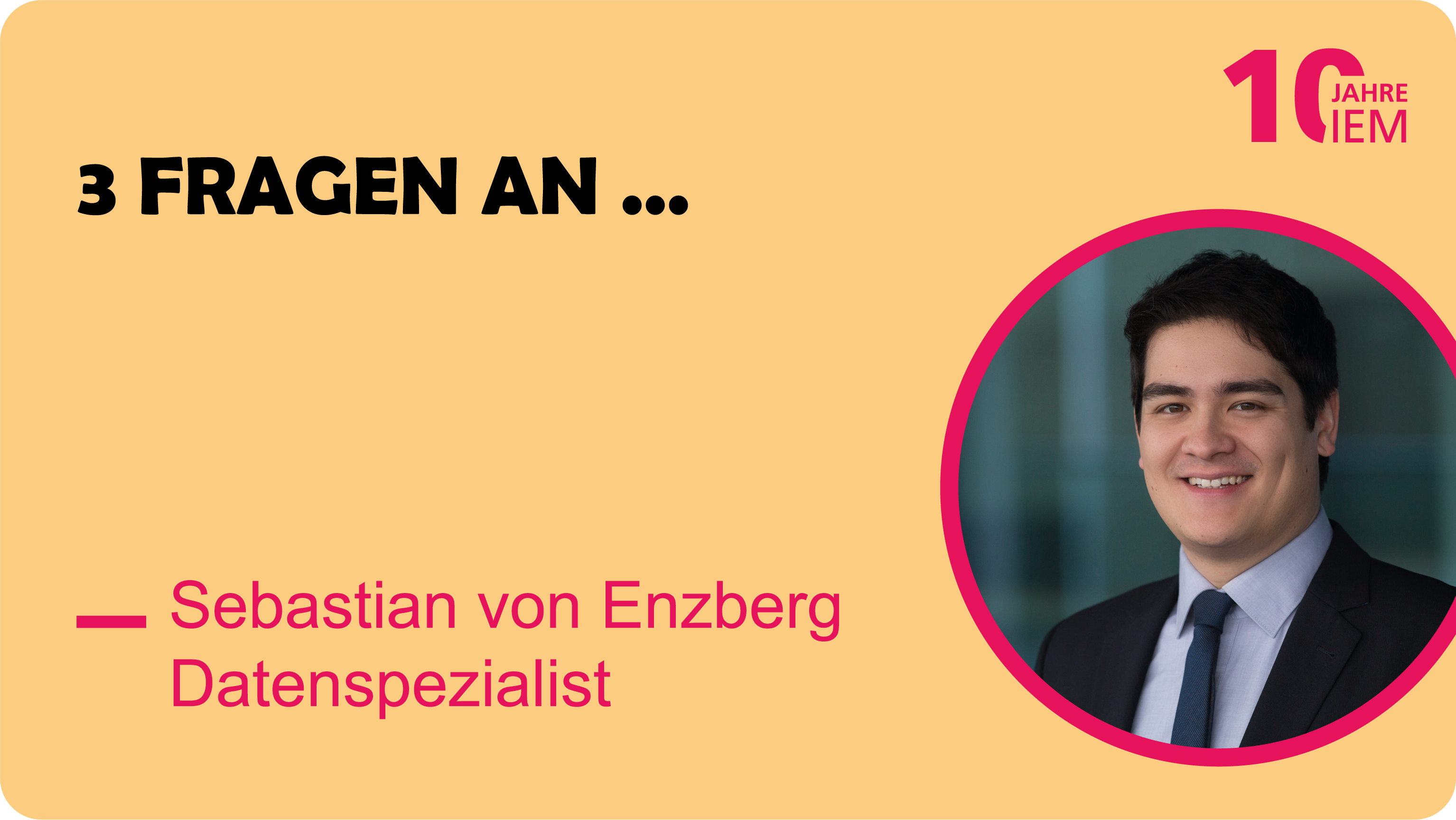 Portrait von Sebastian von Enzberg vor einem gelben Hintergrund. Links daneben steht die Überschrift "3 Fragen an.." mit entsprechendem Namen.