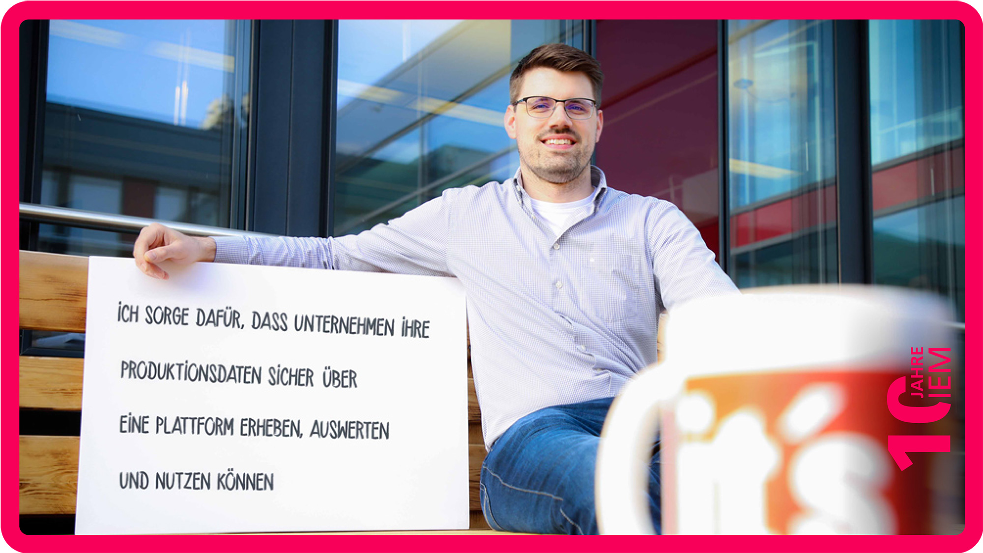 Hendrik Eikerling mit einem Schild neben sich, auf dem sein Einsatz für das Fraunhofer IEM steht.