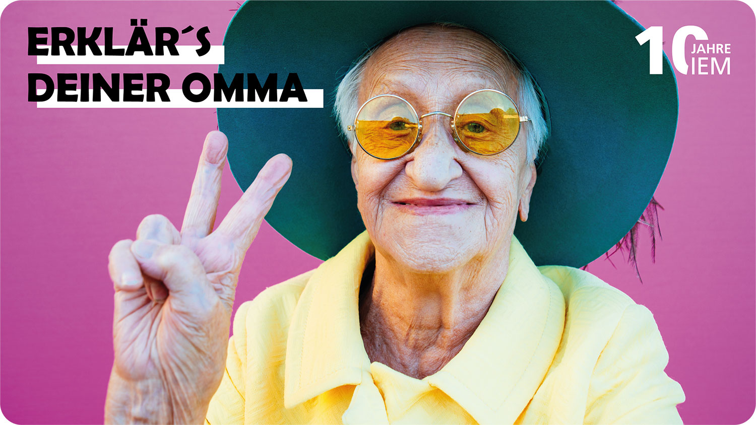 Erklär's deiner Omma Alte Dame mit grünem Hut und gelber Sonnenbrille vor pinkem Hintergrund.