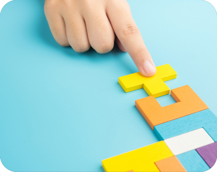Eine Hand fügt das letzte Puzzlestück zusammen.
