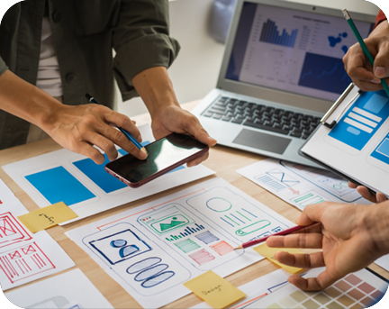 Skizzen verteilt auf einem Tisch.