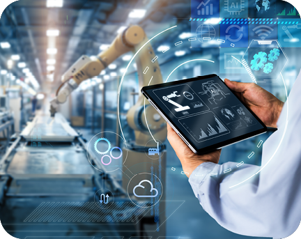 Ein Mitarbeiter hält ein Tablet in der Hand und bedient damit eine Maschine