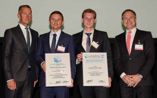 Gruppenfoto von vier Männern. Zwei davon halten den MID Förderpreis 2016 und den Best Paper Award.