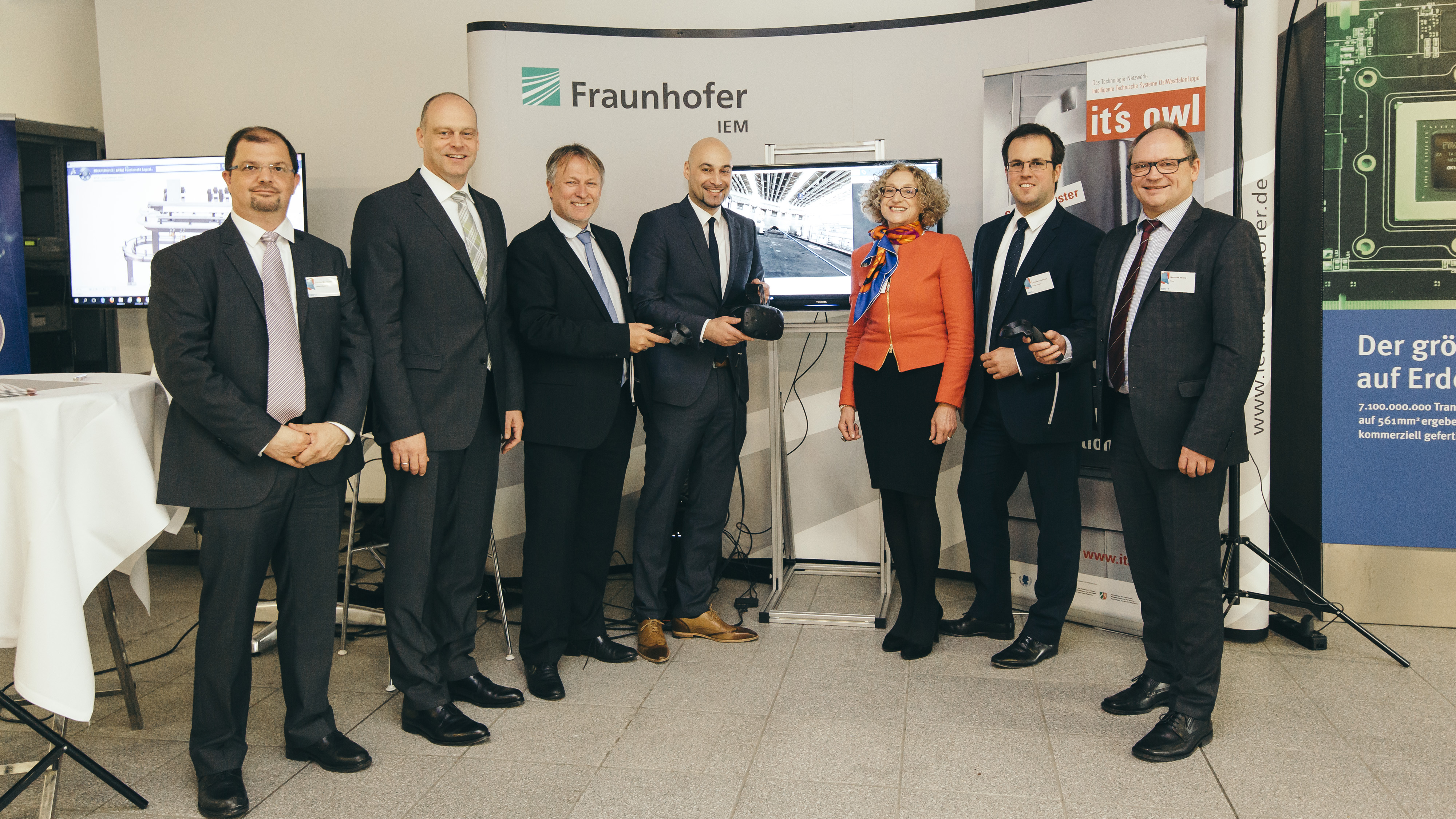Bauen mit dem E-Co-Lab ein Netzwerk für durchgängiges Engineering auf: Damien Marchand (Dassault Systèmes), Thomas Böck (CLAAS), Georg Kraft (Dassault Systèmes), Prof. Roman Dumitrescu (it's OWL, Fraunhofer IEM), Prof. Jivka Ovtcharova (KIT), Dr. Christian Tschirner (Fraunhofer IEM), Matthias Knoke (Miele).
