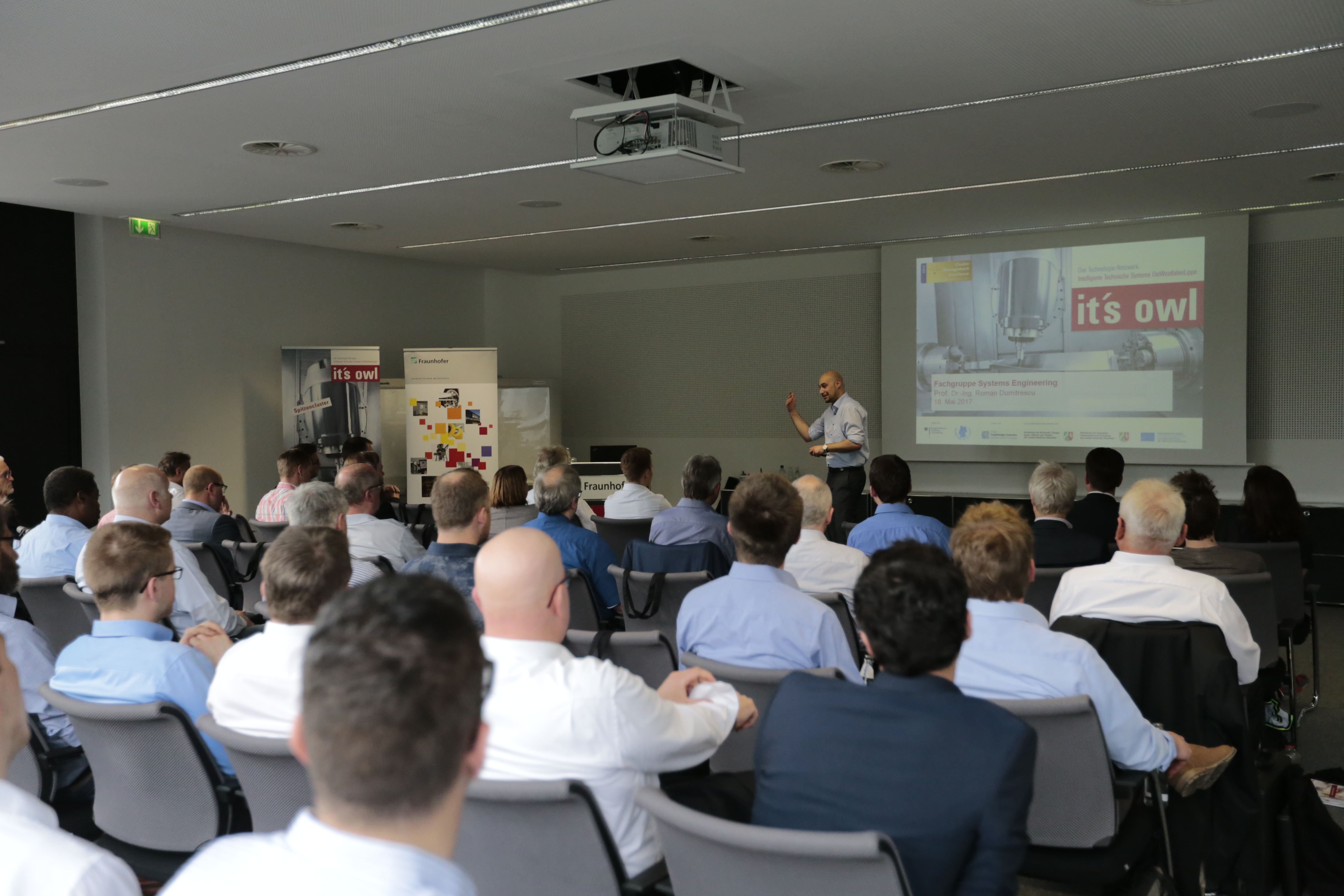  Prof. Dr.-Ing. Roman Dumitrescu eröffnet das 4. Arbeitstreffen der Fachgruppe Systems Engineering, dass dieses Mal am Fraunhofer IEM stattfand.