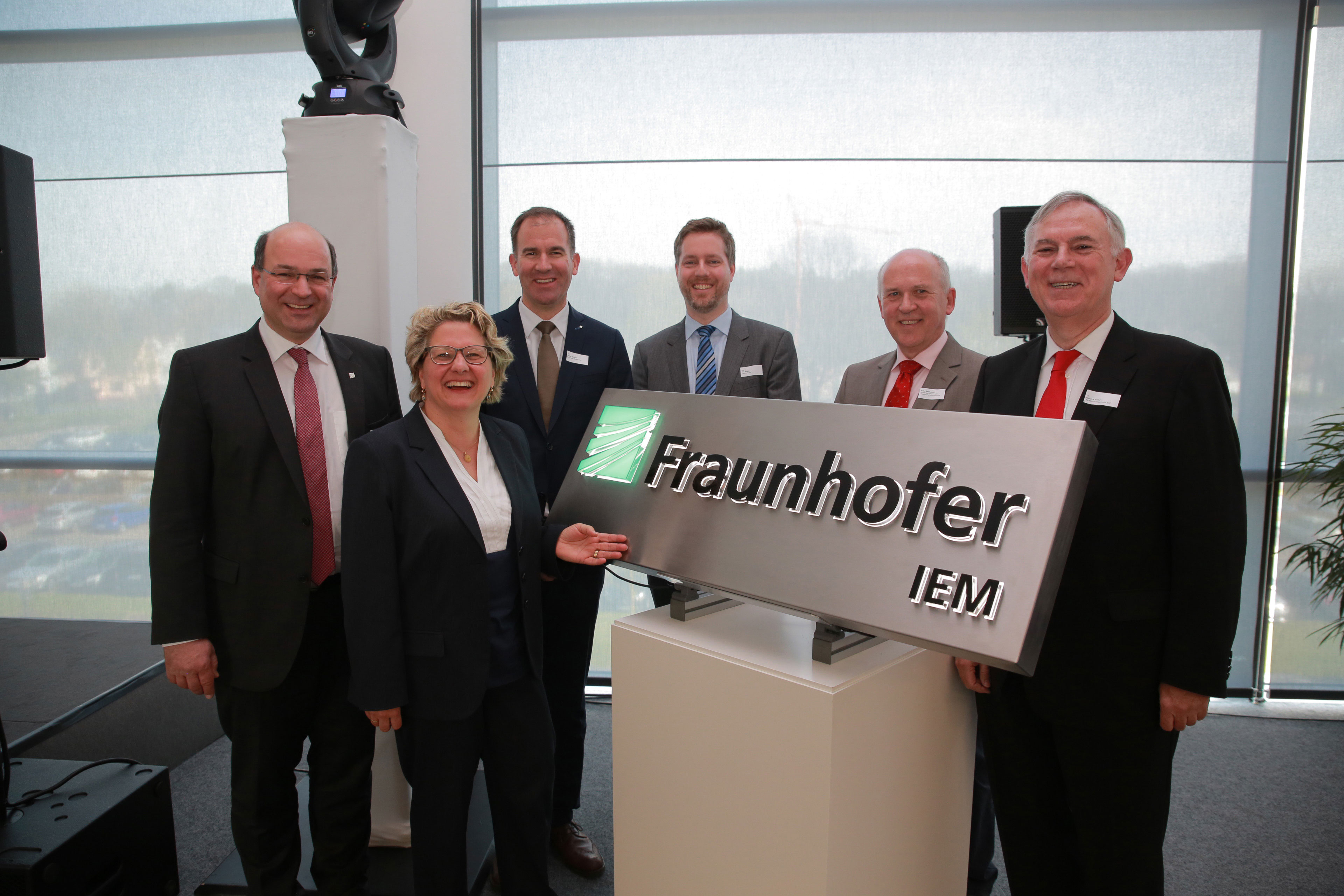  Eröffnen das erste Fraunhofer-Institut in OWL: Prof. Ansgar Trächtler (Leiter Fraunhofer IEM), Svenja Schulze (NRW-Wissenschaftsministerin), Dr. Raoul Klingner (Direktor Forschung der Fraunhofer-Gesellschaft), Prof. Eric Bodden (Direktor Softwaretechnik Fraunhofer IEM), Peter Bankmann (NRW-Wissenschaftsministerium), Dr. Eduard Sailer (Kuratorium Fraunhofer IEM)