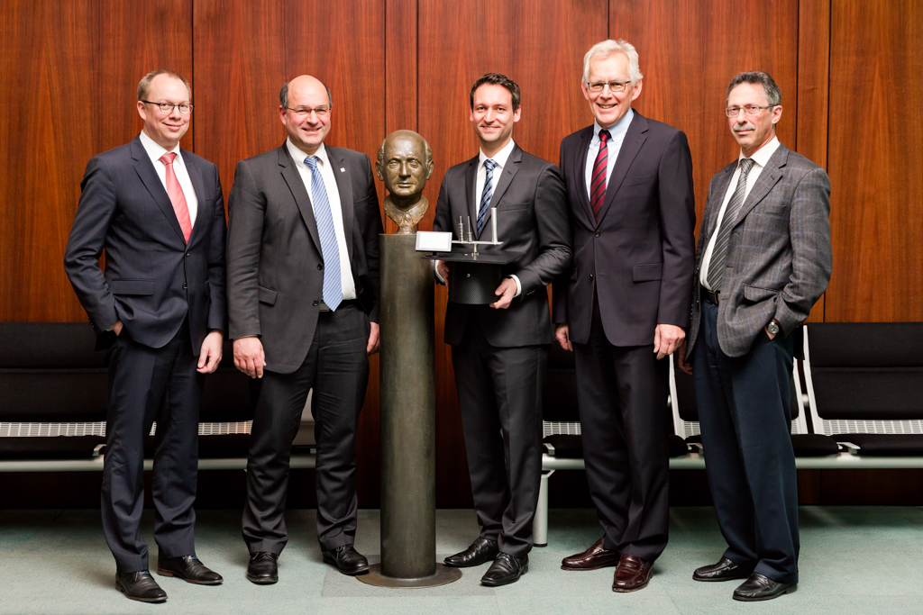 Christoph Schweers Promotion Prof. Dr.-Ing. Sören Hohmann, Prof. Dr.-Ing. Ansgar Trächtler, Dr.-Ing. Christoph Schweers, Prof. Dr.-Ing. Jürgen Gausemeier, Prof. Dr.-Ing. Eugeny Kenig (v.l.)
