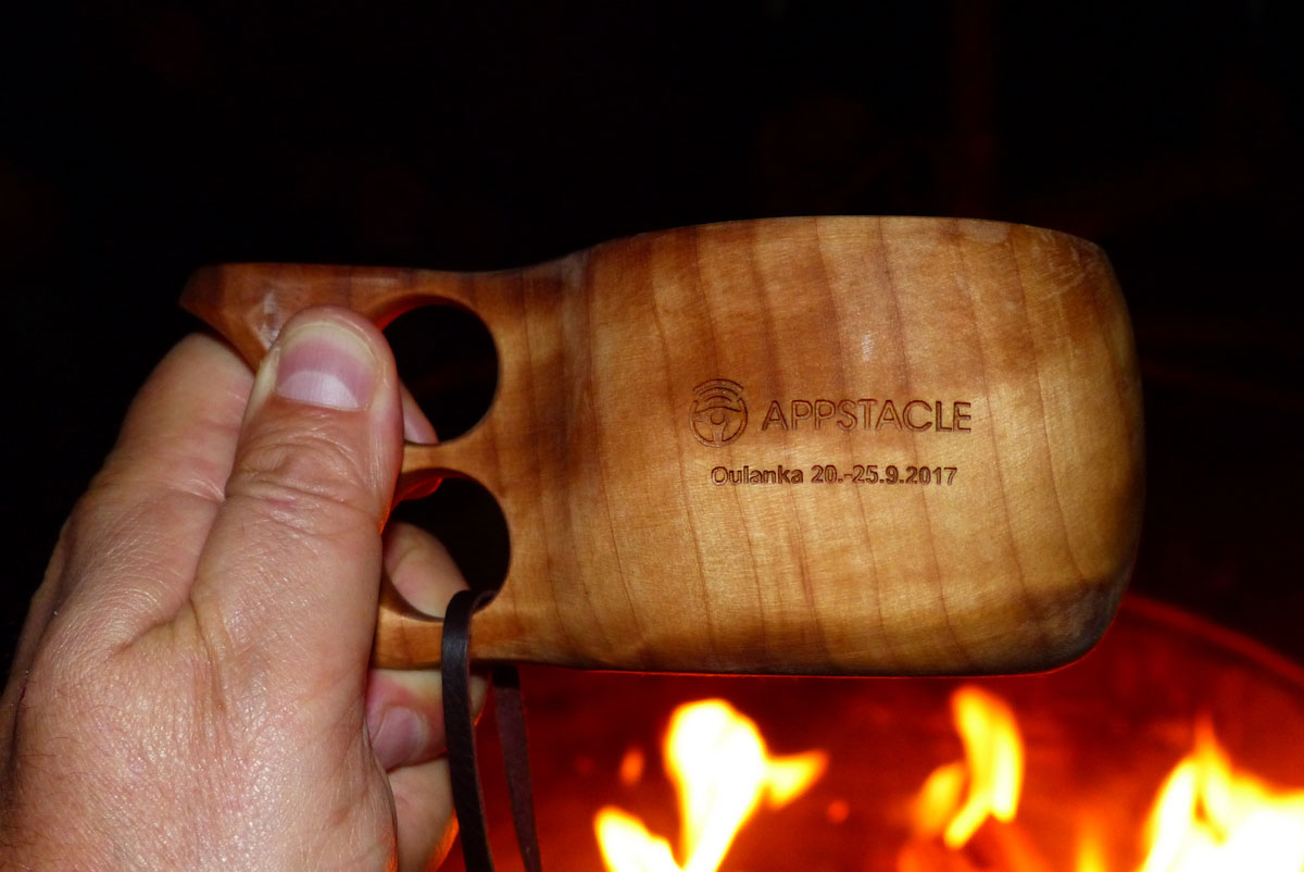 Als Gastgeschenk erhielten die Teilnehmerinnern und Teilnehmer den traditionellen Holzbecher Lapplands, den »Kuksa«, mit APPSTACLE Brandprägung.