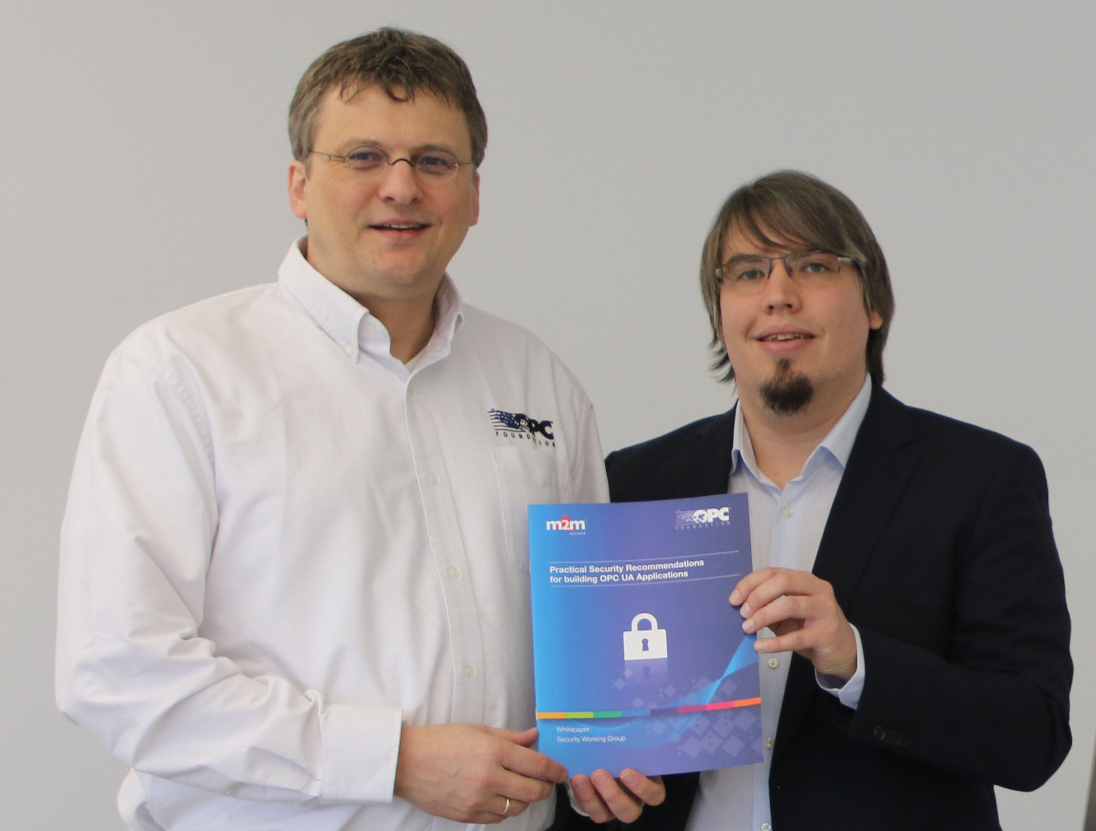 Stefan Hoppe (OPC Foundation Vice President) und Uwe Pohlmann (Wissenschaftlicher Mitarbeiter am Fraunhofer IEM) mit dem ersten Whitepaper »Practical Security Recommendations«.