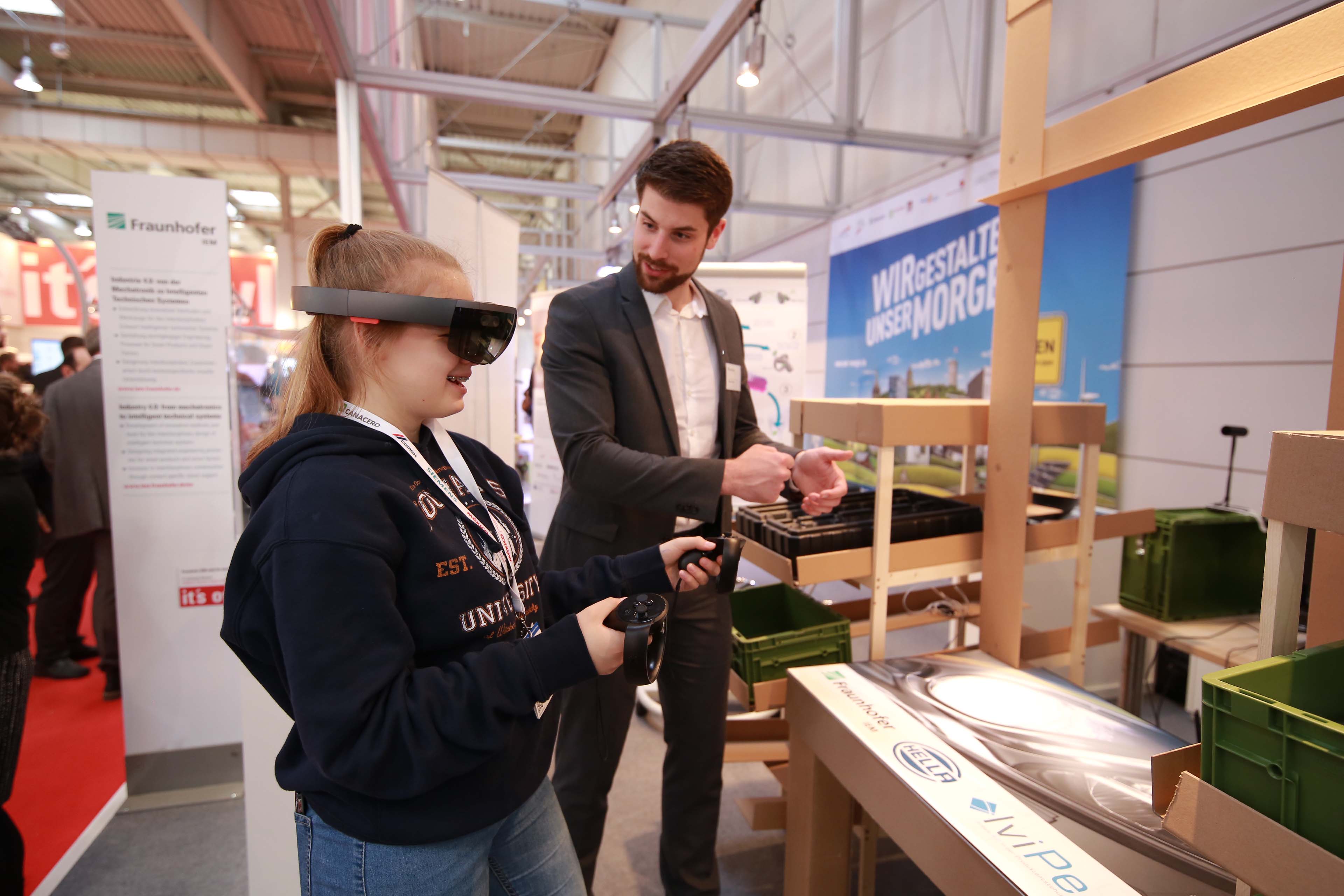 Marc Foullois (Wissenschaftler am Fraunhofer IEM) gab den Michaels-Schülerinnen einen Einblick in Augmented Reality-Datenbrille. Marc Foullois (Wissenschaftler am Fraunhofer IEM) gab den Michaels-Schülerinnen einen Einblick in Augmented Reality-Datenbrille.