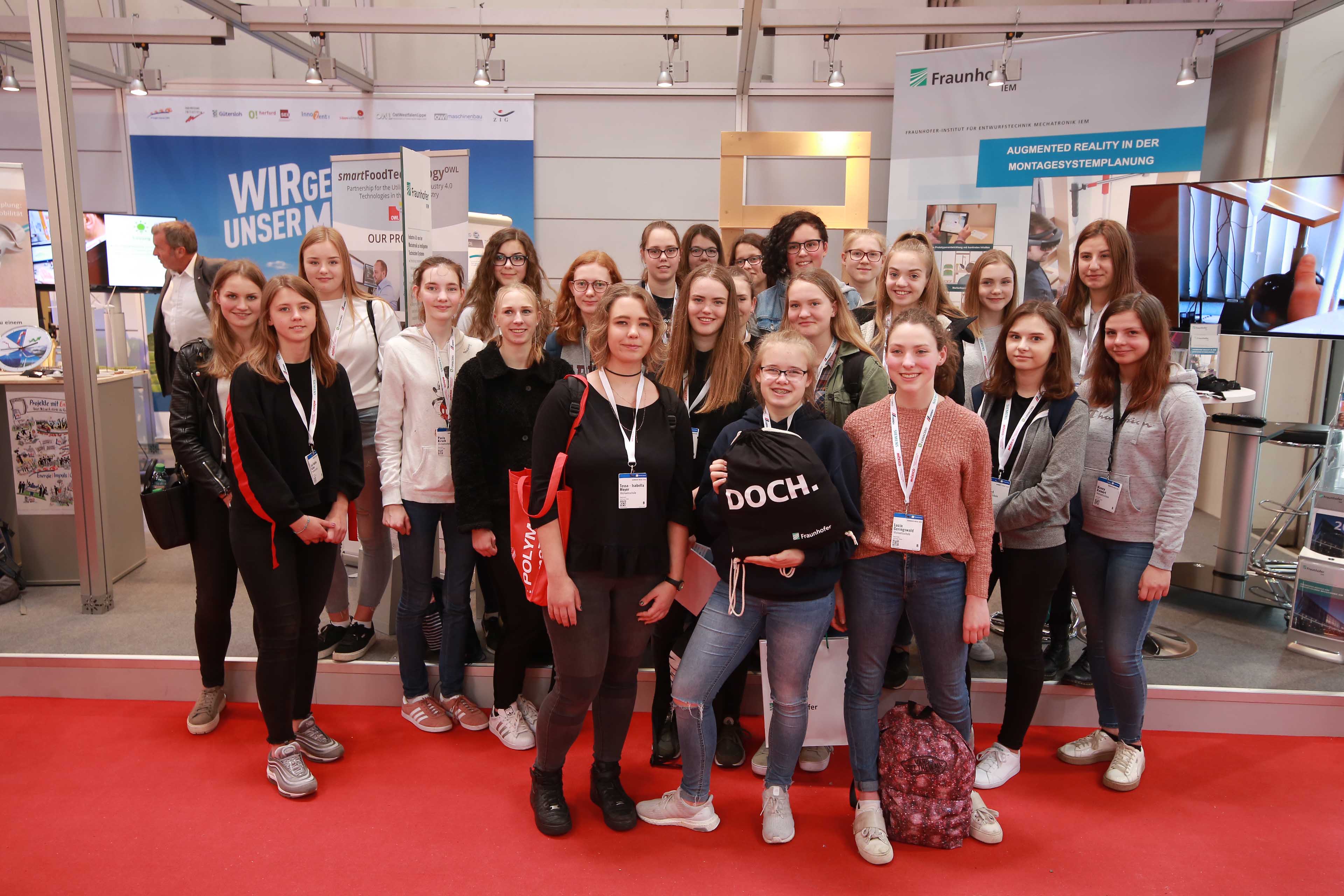 35 Michaels-Schülerinnen nutzen den Girls’Day, um mit dem Fraunhofer IEM die Hannover Messe zu erkunden. 