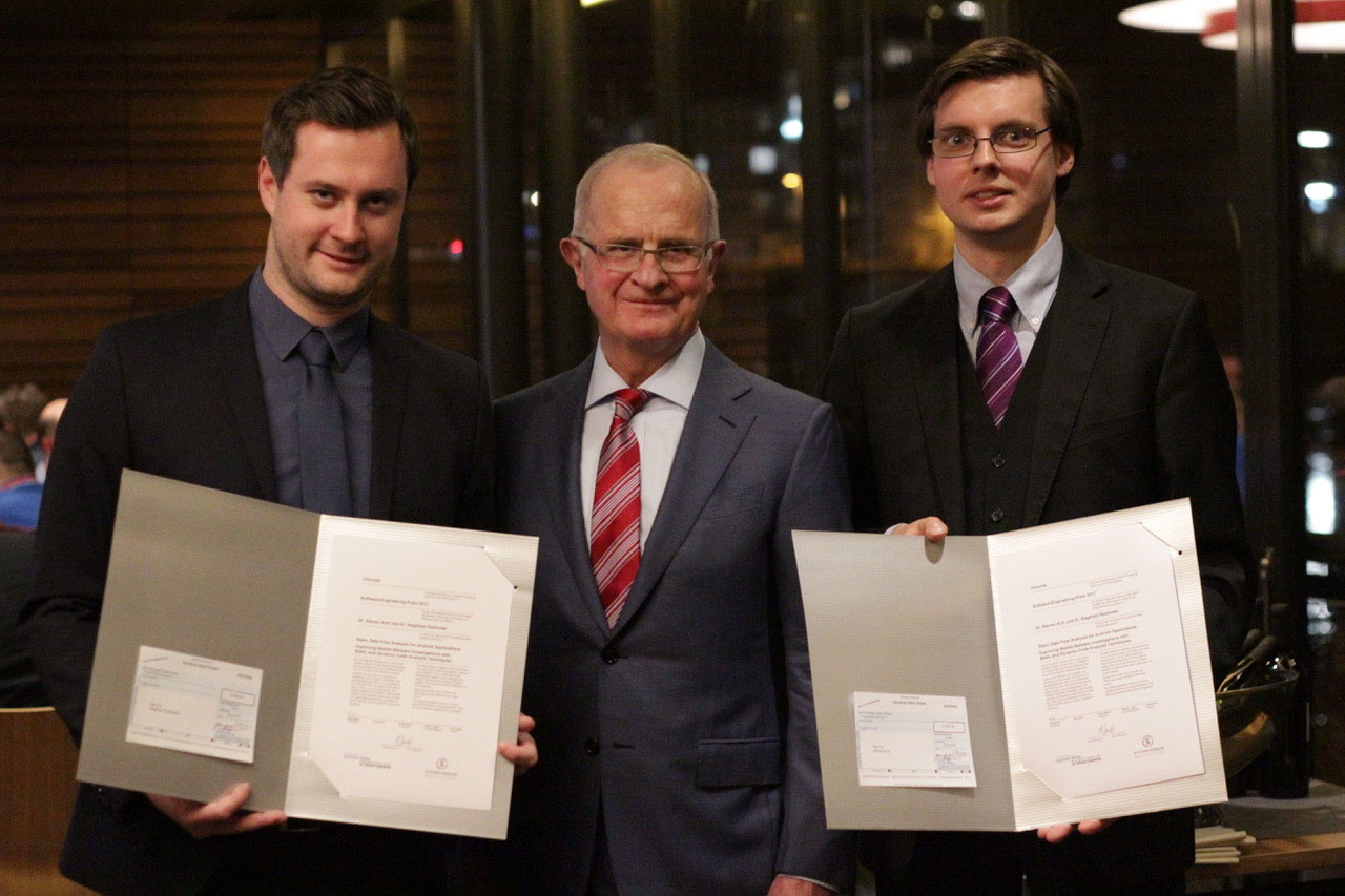 Die Preisträger Siegfried Rasthofer (links) und Steven Arzt mit Ernst Denert (Mitte), der die Ernst Denert Stiftung 1989 ins Leben rief. Die Preisträger Siegfried Rasthofer (links) und Steven Arzt mit Ernst Denert (Mitte), der die Ernst Denert Stiftung 1989 ins Leben rief.