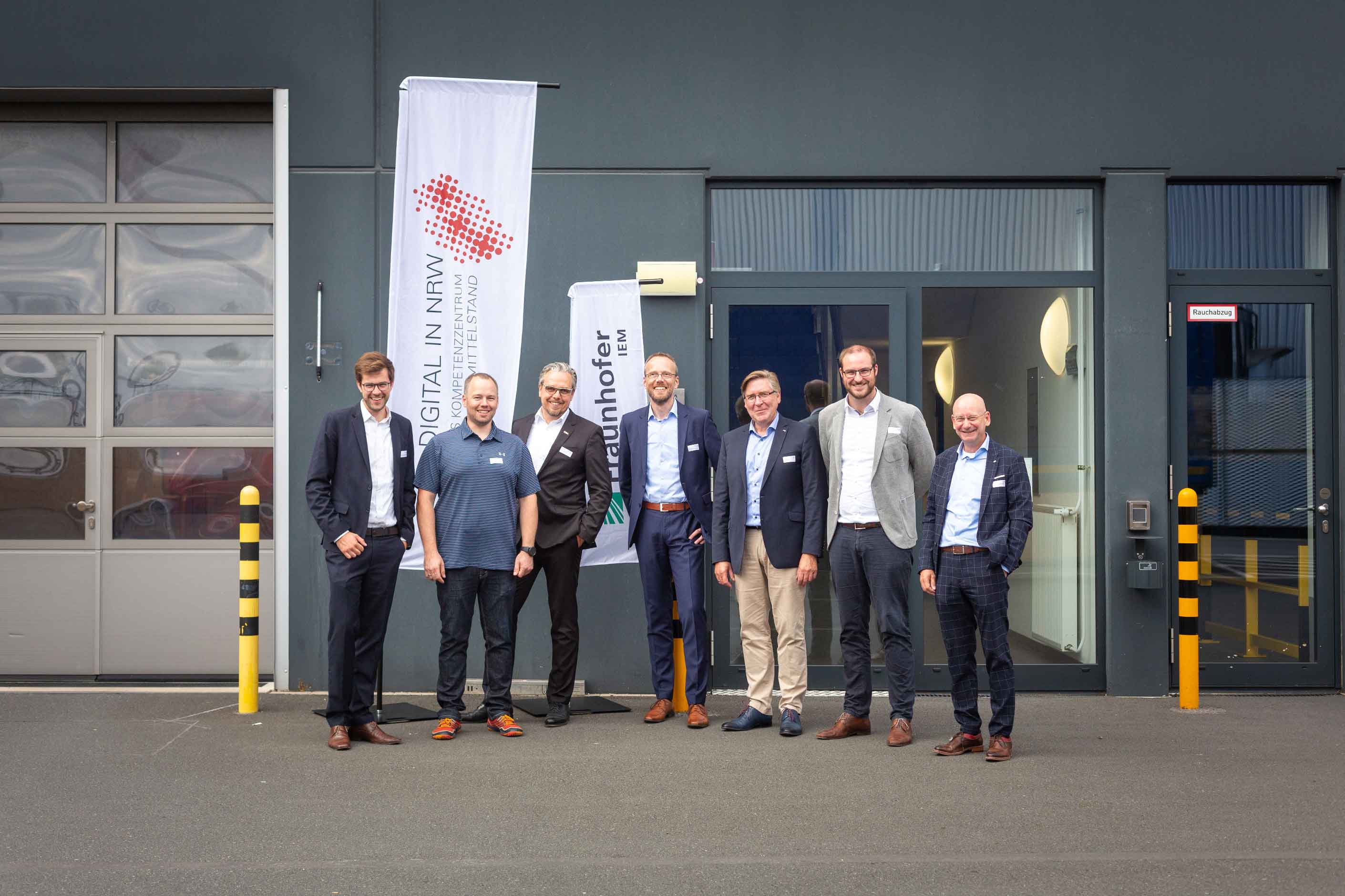 Diskutierten Smart Services für den Mittelstand: Dr. Thorsten Westermann (Fraunhofer IEM), Matthias Heinrich, Thomas Mader (beide GEA), Thorsten Meier (BOGE Kompressoren), Karl Heinz Neu (KUBIKx), Dr. Arno Kühn (Digital in NRW) und Wolfgang A. Haggenmüll Diskutierten Smart Services für den Mittelstand: Dr. Thorsten Westermann (Fraunhofer IEM), Matthias Heinrich, Thomas Mader (beide GEA), Thorsten Meier (BOGE Kompressoren), Karl Heinz Neu (KUBIKx), Dr. Arno Kühn (Digital in NRW) und Wolfgang A. Haggenmüll
