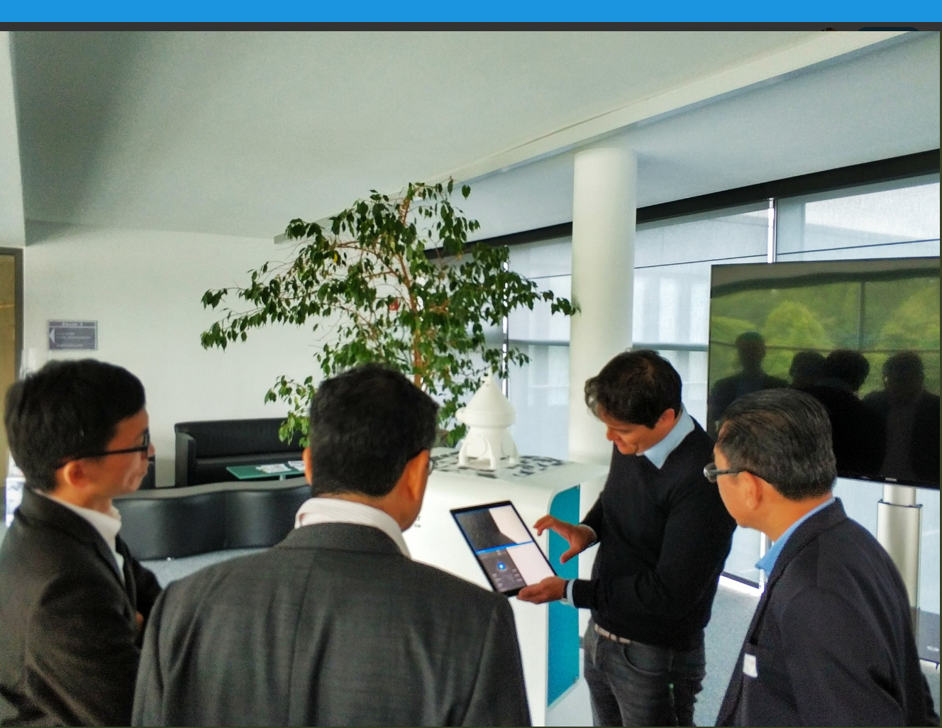 In der SmartFactoryOWL und am Fraunhofer IEM konnten die Teilnehmerinnen und Teilnehmer des Workshops verschiedene Demonstratoren aus dem Kontext der digitalisierten Arbeitswelten besichtigen. In der SmartFactoryOWL und am Fraunhofer IEM konnten die Teilnehmerinnen und Teilnehmer des Workshops verschiedene Demonstratoren aus dem Kontext der digitalisierten Arbeitswelten besichtigen.