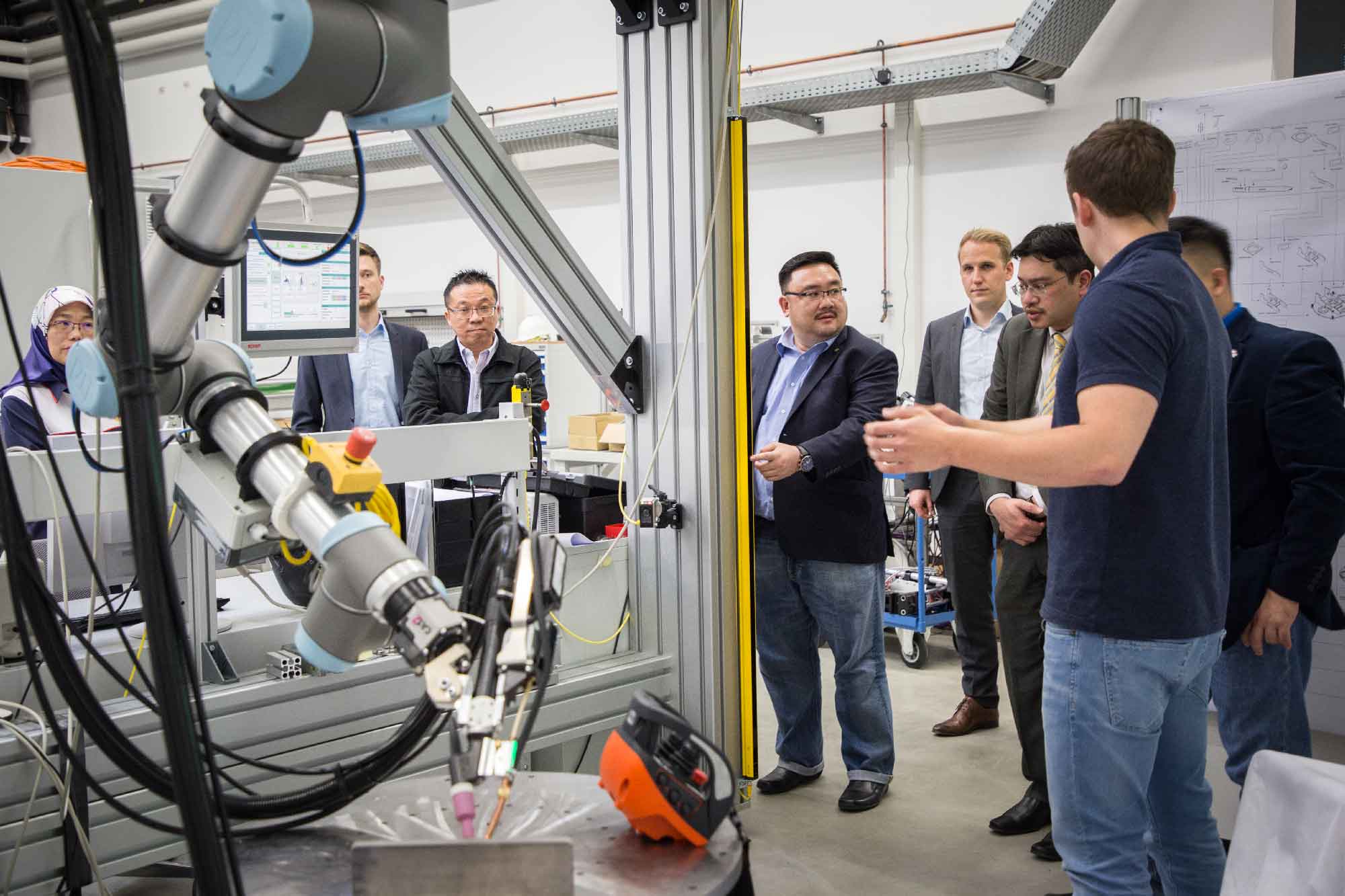 Die Gäste lernen anhand von Demonstratoren Technologien für die kollaborative Robotik kennen.