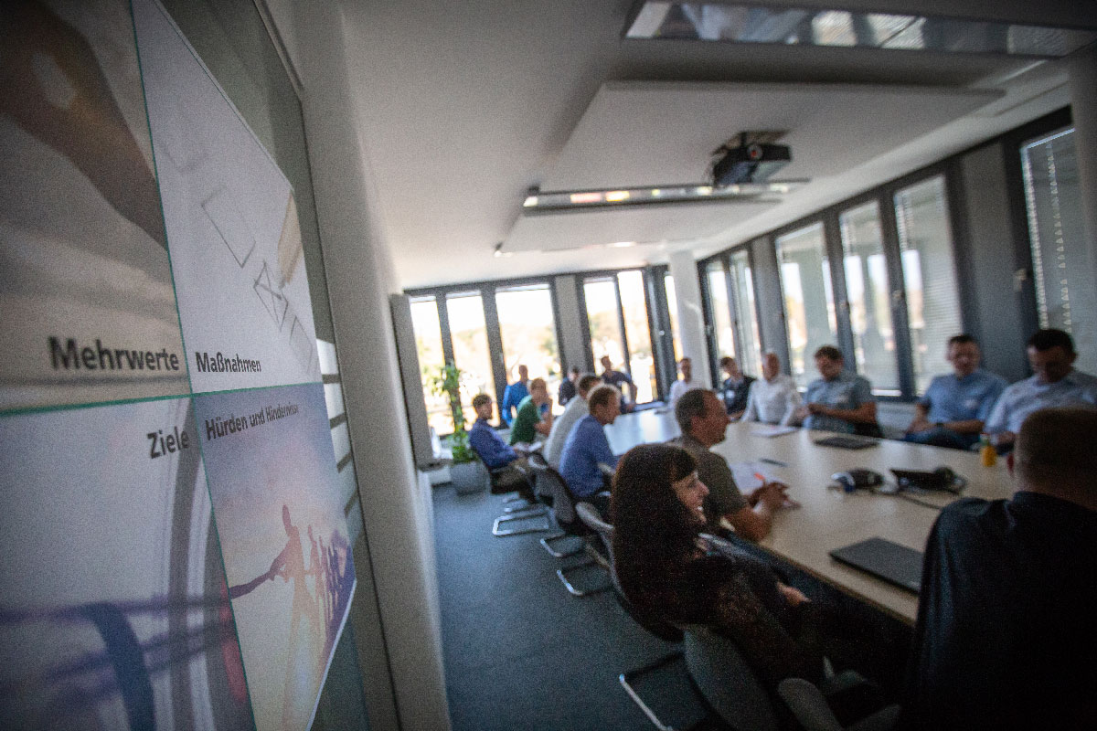 In parallelen Workshops diskutieren die Teilnehmenden unterschiedliche Perspektiven und Anwendungsszenarien der Modellbildung und Simulation bei Miele. In parallelen Workshops diskutieren die Teilnehmenden unterschiedliche Perspektiven und Anwendungsszenarien der Modellbildung und Simulation bei Miele.