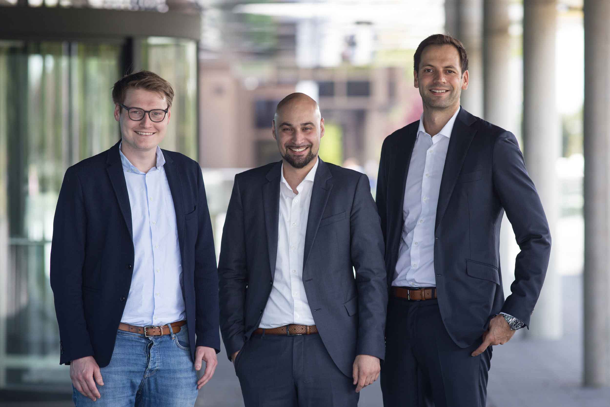 Moritz Körner (rechts, Mitglied des NRW-Landtags und hochschulpolitischer Sprecher der FDP-Landtagsfraktion) und Marc Lürbke (links, Mitglied des NRW-Landtags und stellvertretender Vorsitzender der FDP-Landtagsfraktion) trafen sich mit Prof. Roman Dumitrescu (Direktor Fraunhofer IEM).