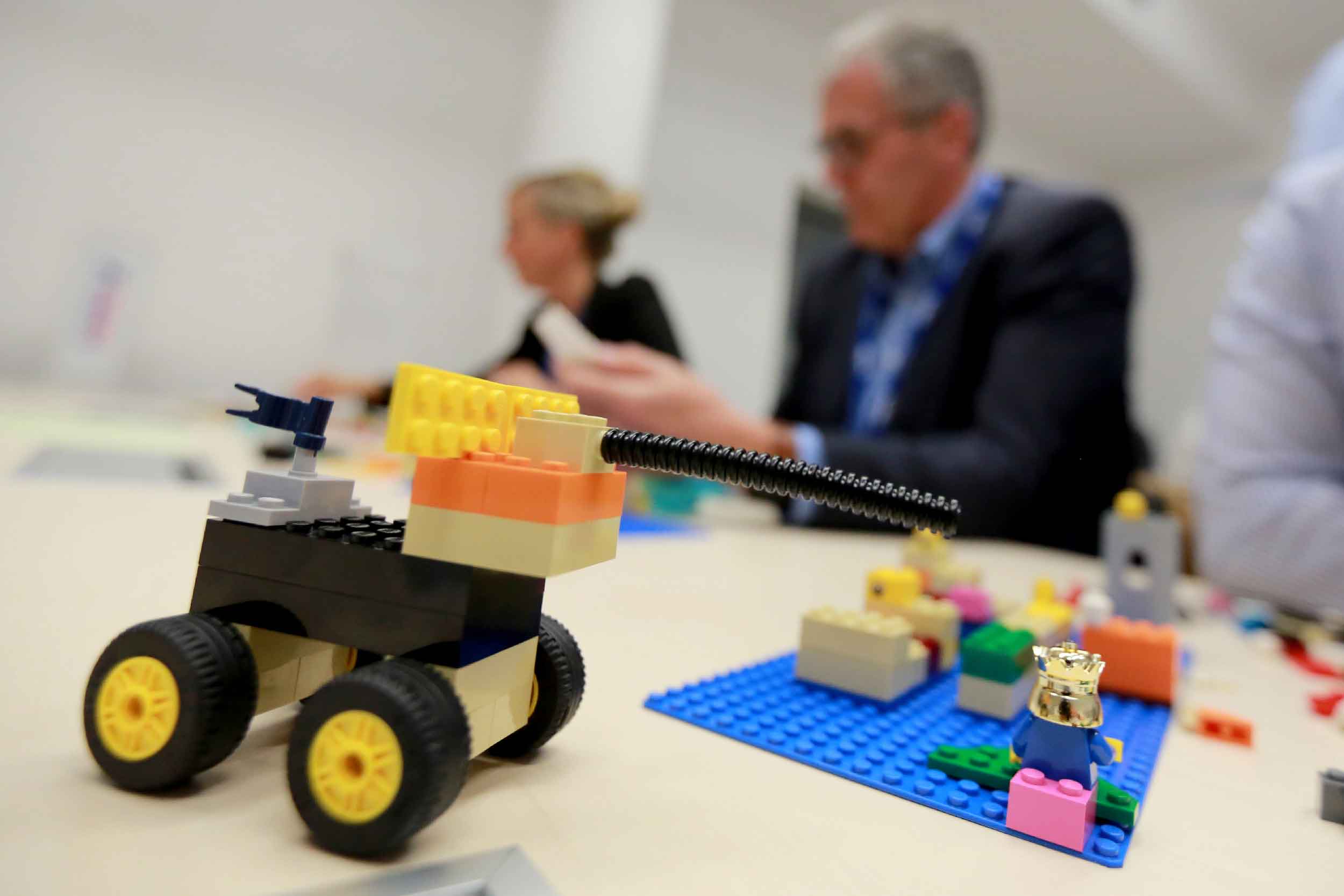 Mit Hilfe von Lego® Serious Play® entwickelten die Teilnehmer spielerisch Geschäftsmodelle, Strategien und Szenarien für die Transportlösungen der Zukunft. Mit Hilfe von Lego® Serious Play® entwickelten die Teilnehmer spielerisch Geschäftsmodelle, Strategien und Szenarien für die Transportlösungen der Zukunft.
