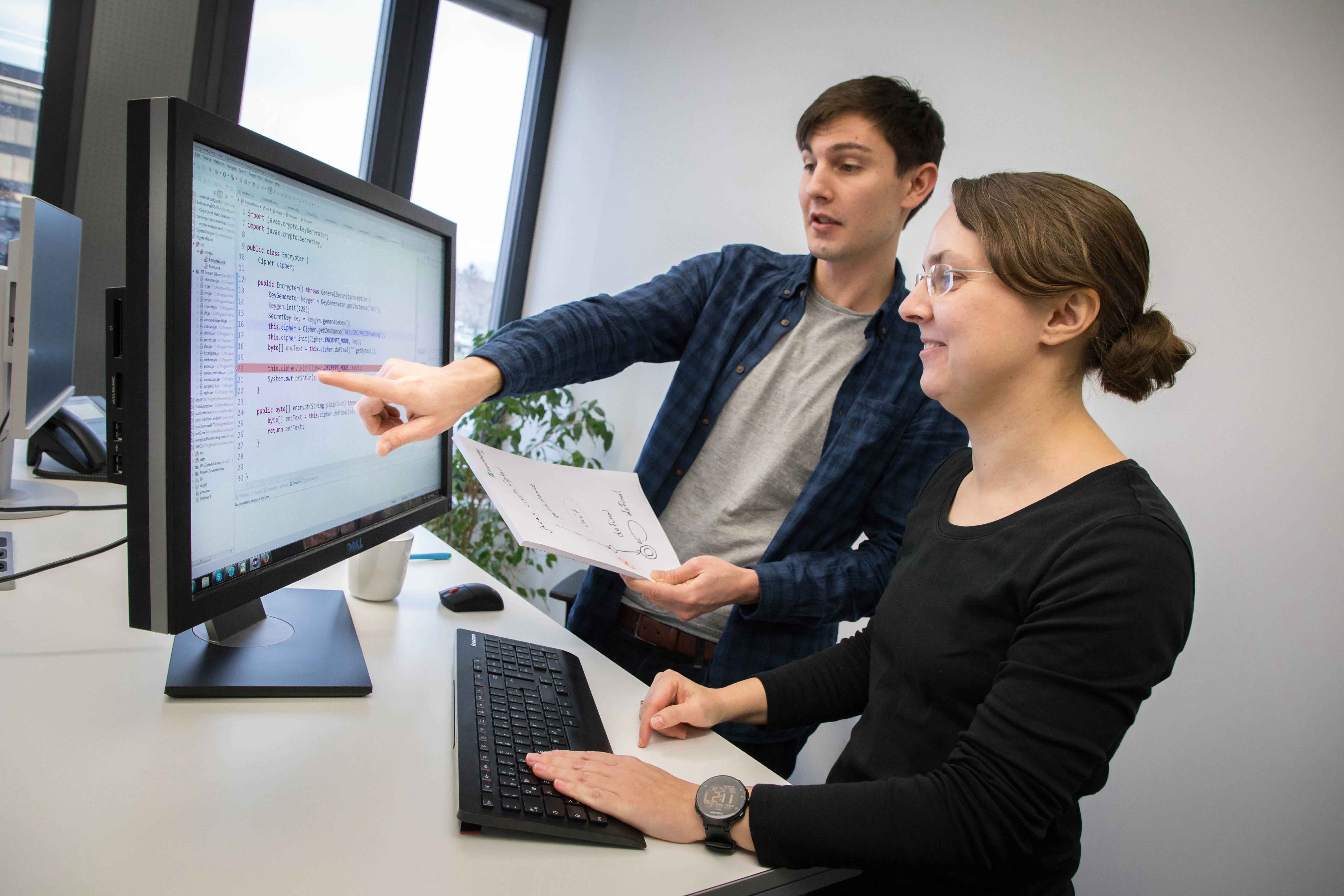 Das Fraunhofer IEM (hier Johannes Späth und Dr. Claudia Priesterjahn) arbeitet an der Marktreife von CognyCrypt. Das Fraunhofer IEM (hier Johannes Späth und Dr. Claudia Priesterjahn) arbeitet an der Marktreife von CognyCrypt.