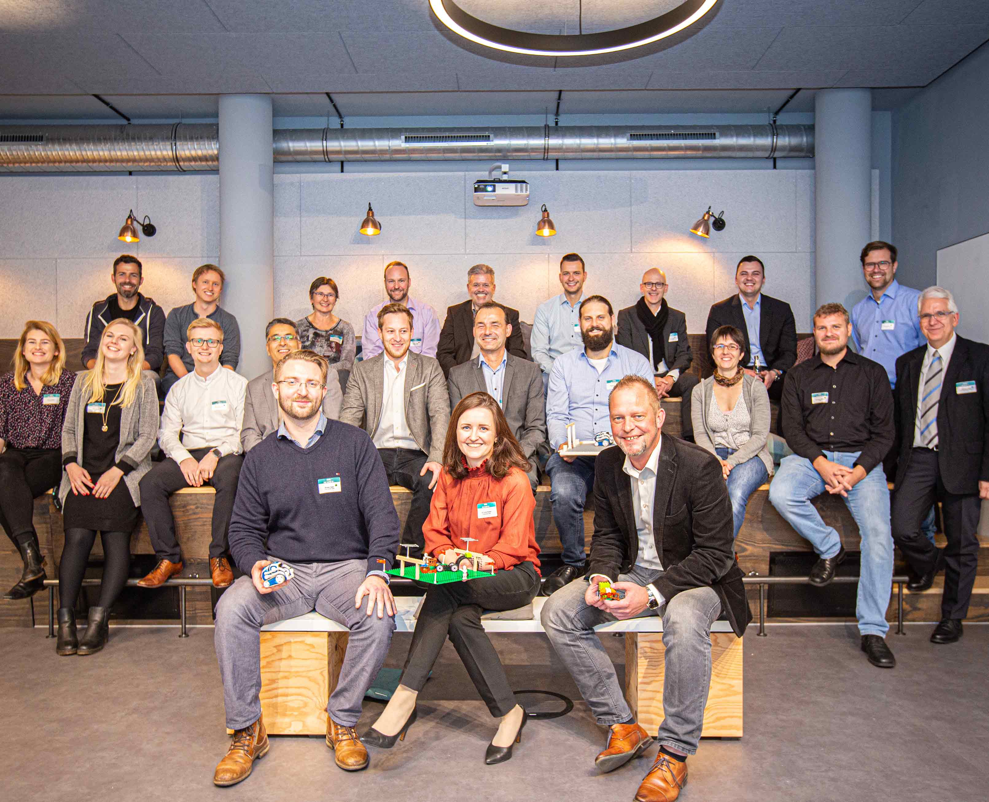 Sergej Japs, Dr.-Ing. Lydia Kaiser (beide Fraunhofer IEM) begrüßten mit Dr.-Ing. Guido Stollt (Smart Mechatronics) die Fachgruppe im IdeenTriebwerk. 