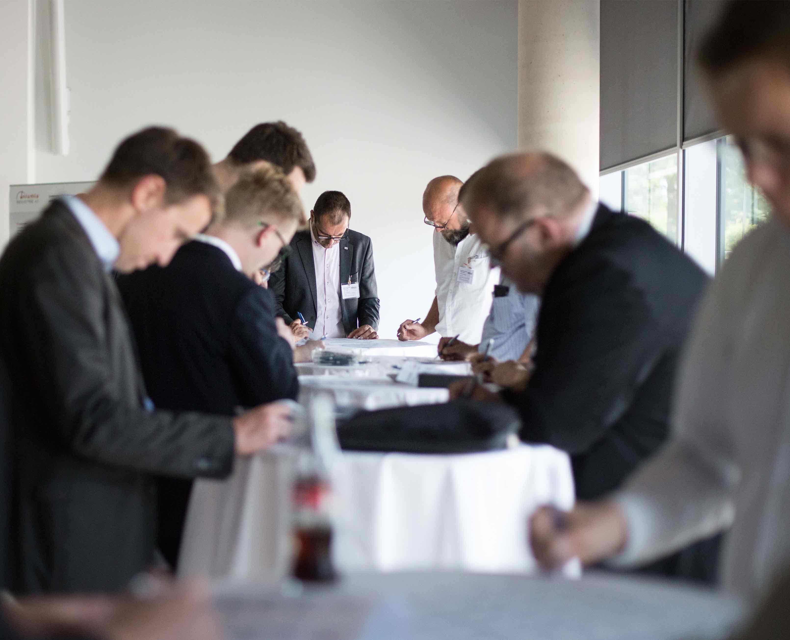 In kleinen Gruppen erarbeiteten die Teilnehmer der Fachgruppe Industrie 4.0 eigene Strategien für die Digitale Transformation im Unternehmen. Foto: Digital in NRW  
