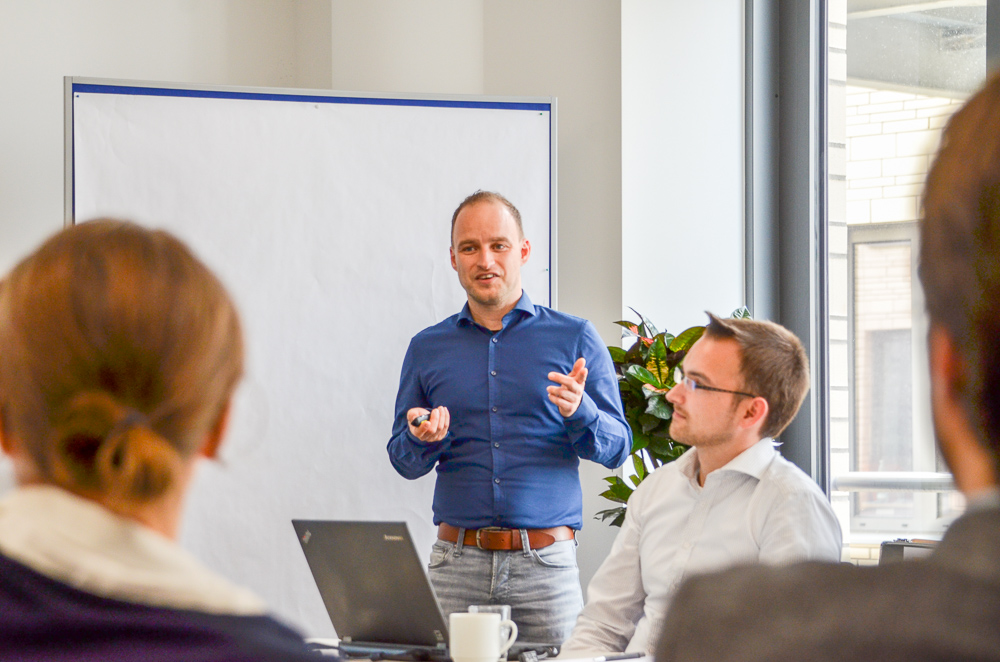 Tobias Simon berichtete von Erfahrungen bei Connext mit Bedrohungen.