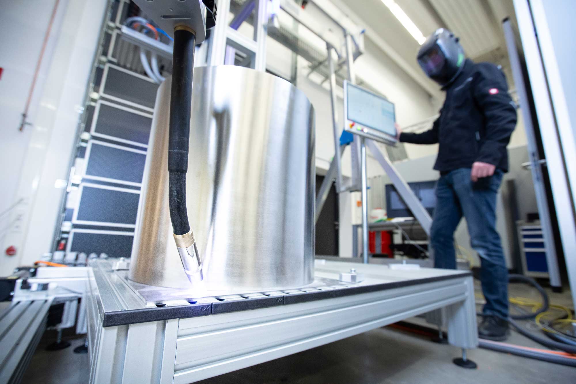 Mit flexiblen Cobots und intelligenter Automatisierung lassen sich auch Schweißaufträge in kleinen Stückzahlen wirtschaftlich produzieren. Mit flexiblen Cobots und intelligenter Automatisierung lassen sich auch Schweißaufträge in kleinen Stückzahlen wirtschaftlich produzieren.