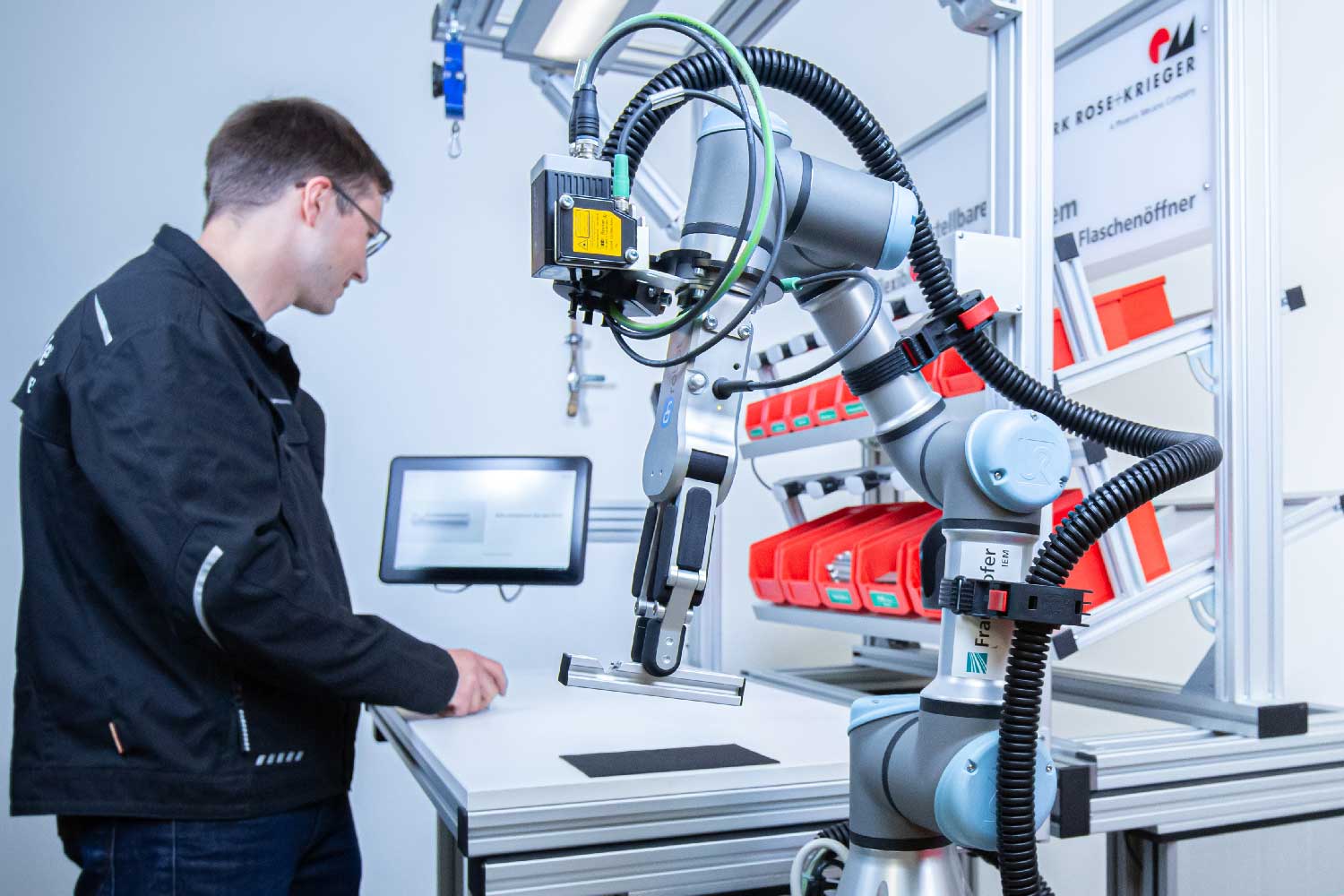 Arbeiten als Team: Bei der Baugruppenmontage übernimmt der Cobot nachgelagerte Arbeitsschritte und entlastet den Werker. Arbeiten als Team: Bei der Baugruppenmontage übernimmt der Cobot nachgelagerte Arbeitsschritte und entlastet den Werker.