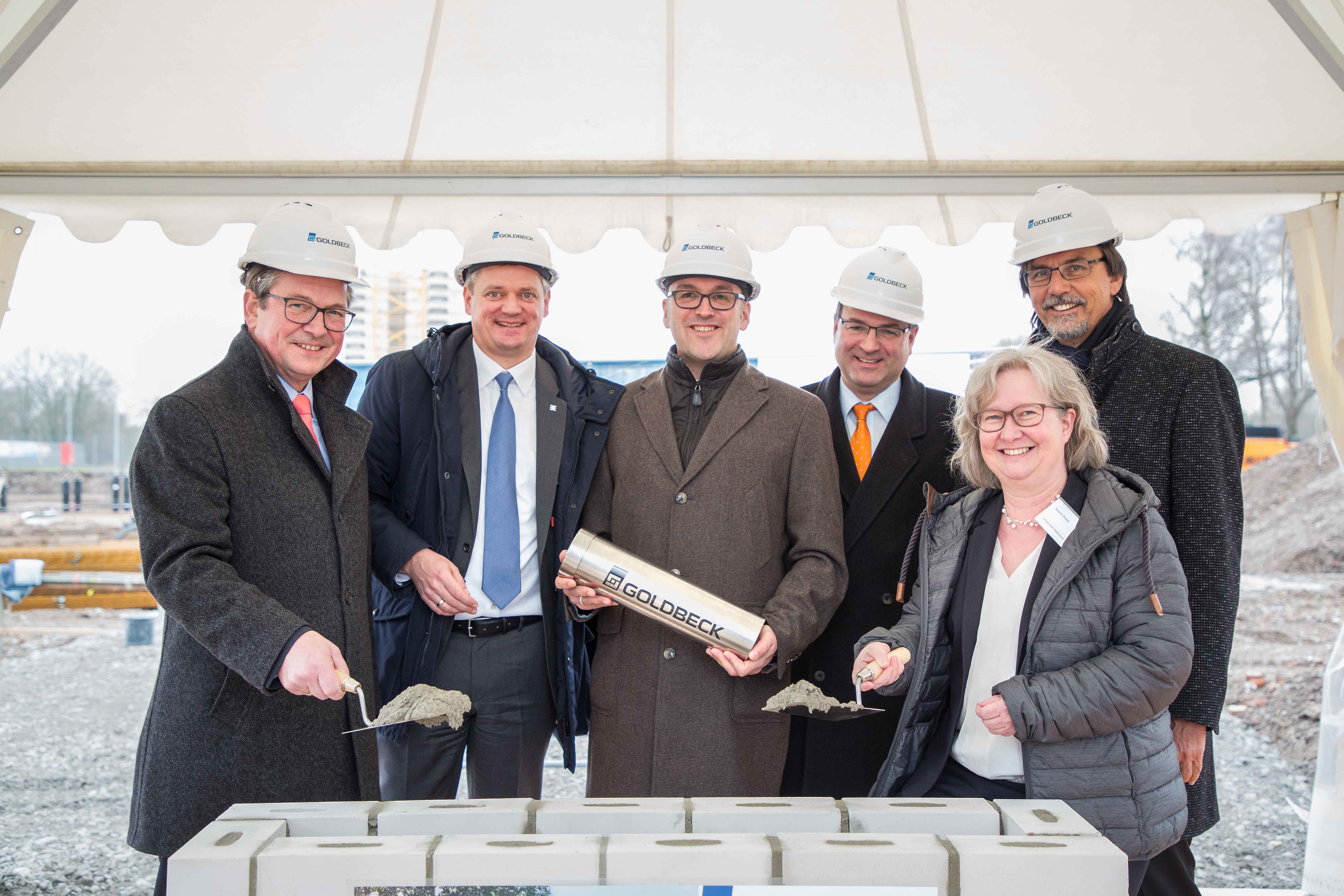Legen den symbolischen ZM2-Grundstein: Michael Dreier (Bürgermeister Paderborn), Jörg Timmermann (Vorstandssprecher Weidmüller), Carsten Hense (Geschäftsbereichsleiter Goldbeck Public Partner), Prof. Ansgar Trächter (Leiter Fraunhofer IEM) und Simone Probst (Vizepräsidentin Uni Paderborn) und Prof. Gregor Engels (SICP). Legen den symbolischen ZM2-Grundstein: Michael Dreier (Bürgermeister Paderborn), Jörg Timmermann (Vorstandssprecher Weidmüller), Carsten Hense (Geschäftsbereichsleiter Goldbeck Public Partner), Prof. Ansgar Trächter (Leiter Fraunhofer IEM) und Simone Probst (Vizepräsidentin Uni Paderborn) und Prof. Gregor Engels (SICP).
