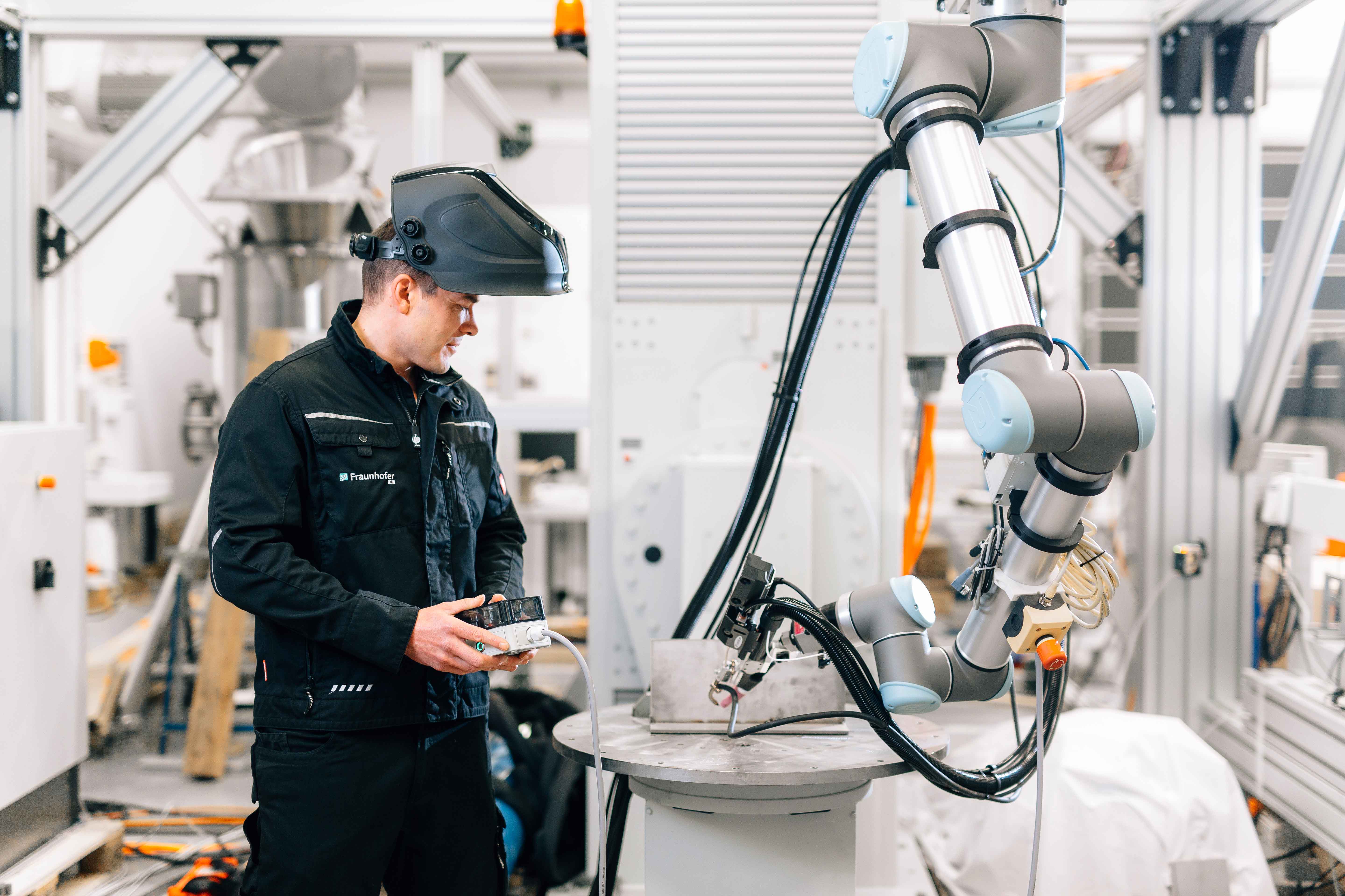 Ein Team aus Mensch und Roboter schafft kundenindividuelle, effiziente Schweißlösugen.