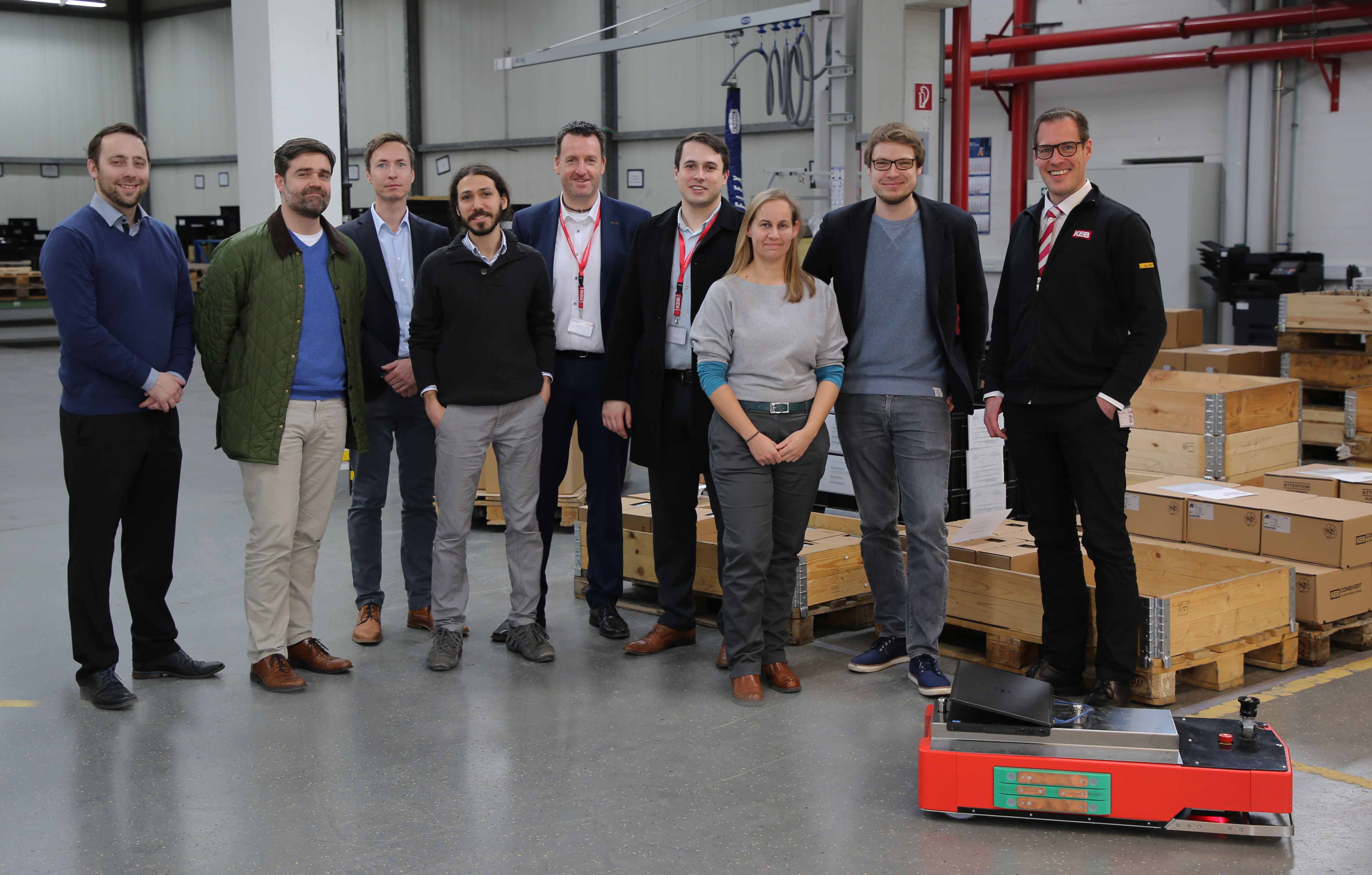 Blicken zufrieden auf drei Jahre Forschungsarbeit zurück: Das Projektteam mit Vertretern von OSRAM, KEB, Götting und Fraunhofer IEM. Blicken zufrieden auf drei Jahre Forschungsarbeit zurück: Das Projektteam mit Vertretern von OSRAM, KEB, Götting und Fraunhofer IEM.