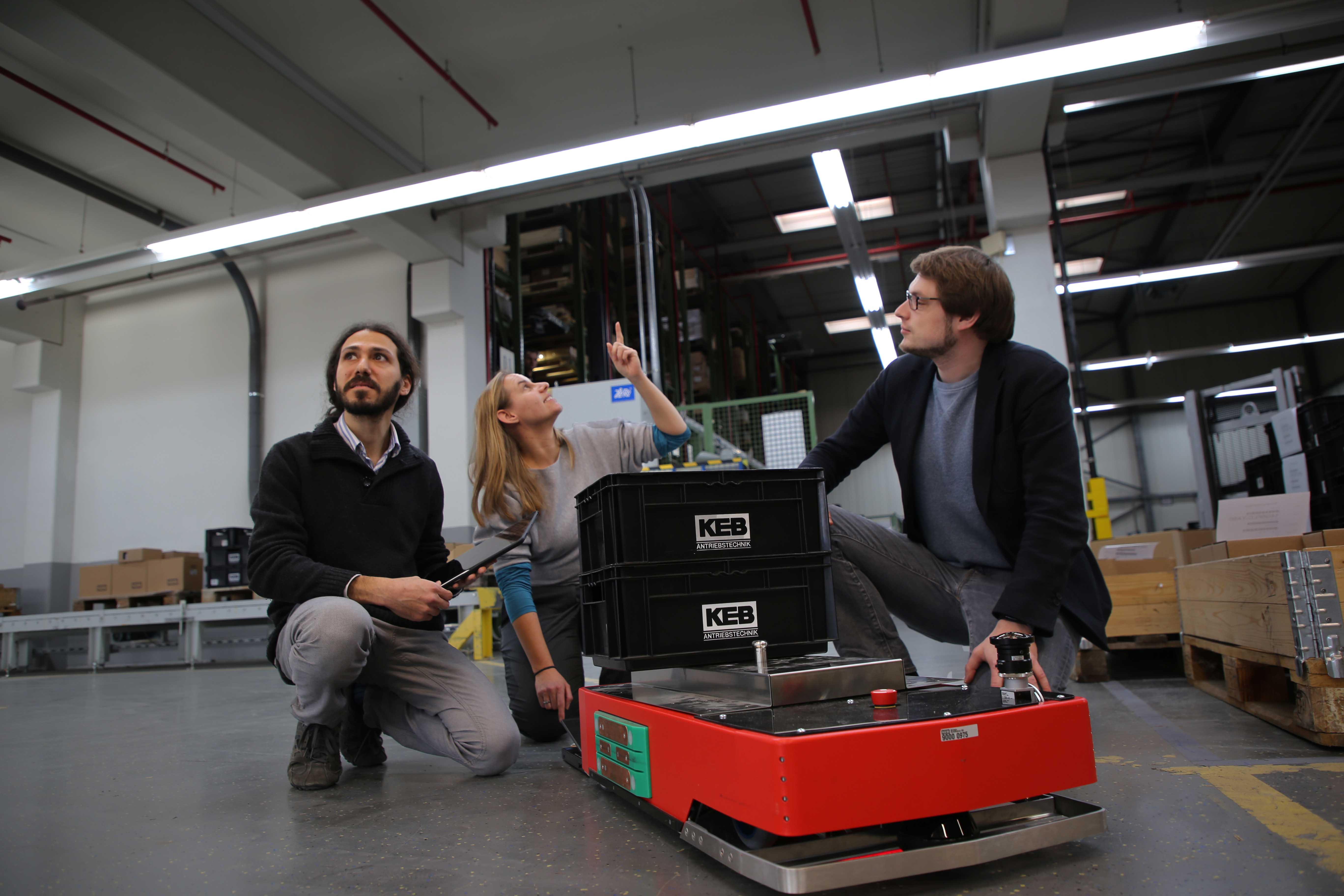 Navigation über die Deckenbeleuchtung: Dr. Alexandre Bousaid, Bianca Miene (beide OSRAM) und Tommy Falkowski (Fraunhofer IEM) diskutieren die Technologie. 