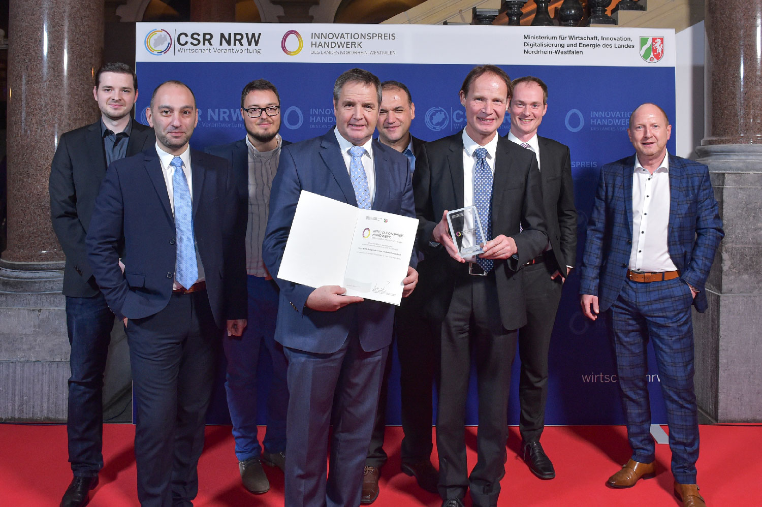 v.l.: Christoph Marschalt (Uni Paderborn), Bahtiyar Kesici (MSF-Vathauer), Maik-Julian Büker (Uni Paderborn), Ulrich Rotte (Ulrich Rotte Anlangenbau und Fördertechnik GmbH), Dr. Christian Hedyat (ENAS/Uni Paderborn), Dr. Franz-Berthold Gockel (Ulrich Rotte Anlangenbau und Fördertechnik GmbH), Mike Figge (Fraunhofer IEM), Lothar Nordberg (Miele) v.l.: Christoph Marschalt (Uni Paderborn), Bahtiyar Kesici (MSF-Vathauer), Maik-Julian Büker (Uni Paderborn), Ulrich Rotte (Ulrich Rotte Anlangenbau und Fördertechnik GmbH), Dr. Christian Hedyat (ENAS/Uni Paderborn), Dr. Franz-Berthold Gockel (Ulrich Rotte Anlangenbau und Fördertechnik GmbH), Mike Figge (Fraunhofer IEM), Lothar Nordberg (Miele)