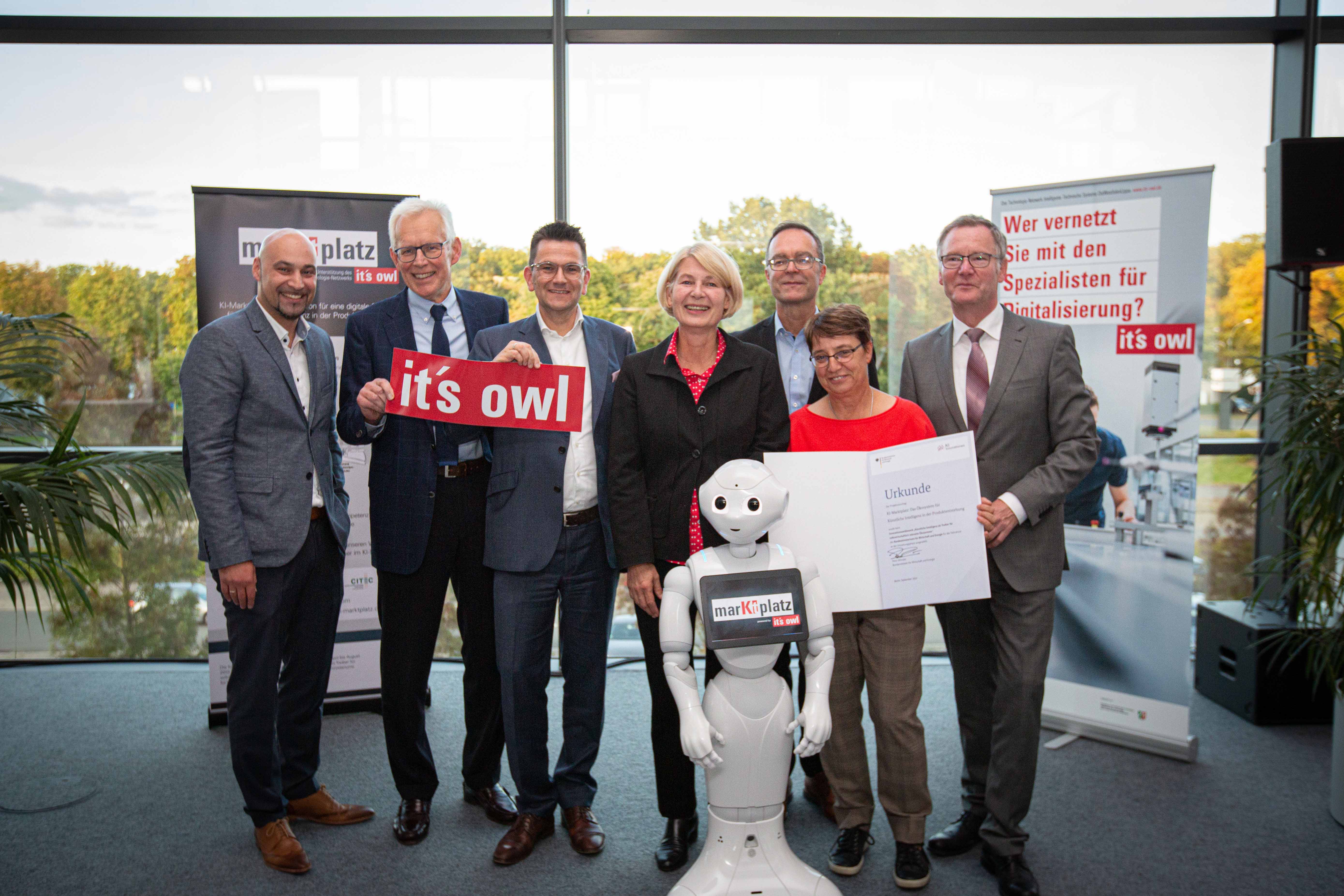 Erfolg für die Region OWL: Prof. Roman Dumitrescu (Fraunhofer IEM, Heinz Nixdorf Institut, it's OWL), Prof. Jürgen Gausemeier (it's OWL), Dr. Stefan Breit (Miele), Prof. Ingeborg Schramm-Wölk (FH Bielefeld), Günter Korder (it's OWL), Prof. Birgit Riegraf (Uni Paderborn) und Roland Bent (Phoenix Contact) freuen sich über den Wettbwerbsgewinn. Erfolg für die Region OWL: Prof. Roman Dumitrescu (Fraunhofer IEM, Heinz Nixdorf Institut, it's OWL), Prof. Jürgen Gausemeier (it's OWL), Dr. Stefan Breit (Miele), Prof. Ingeborg Schramm-Wölk (FH Bielefeld), Günter Korder (it's OWL), Prof. Birgit Riegraf (Uni Paderborn) und Roland Bent (Phoenix Contact) freuen sich über den Wettbwerbsgewinn.