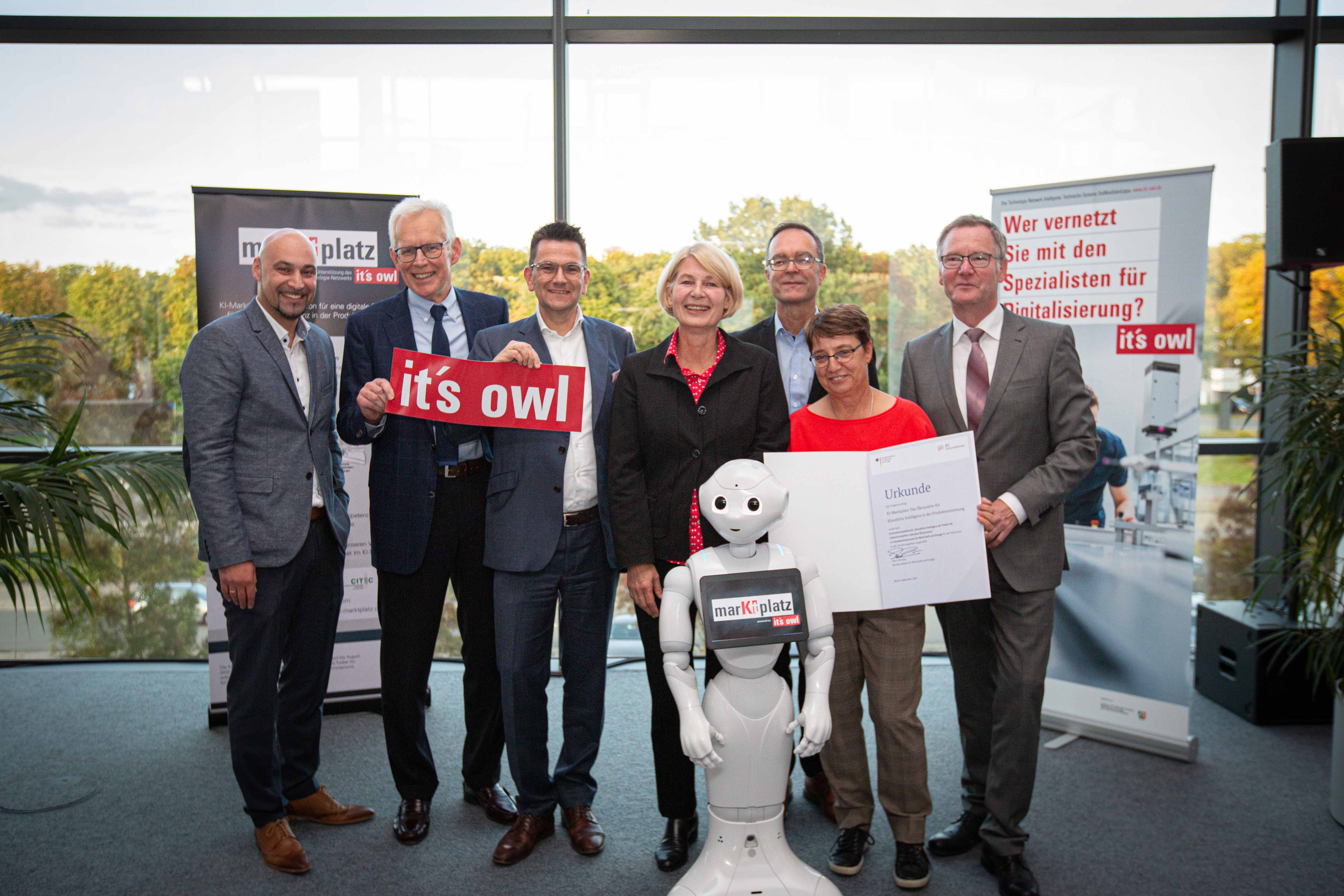 Erfolg für die Region OWL: Prof. Roman Dumitrescu (Fraunhofer IEM, Heinz Nixdorf Institut, it&#39;s OWL), Prof. Jürgen Gausemeier (it&#39;s OWL), Dr. Stefan Breit (Miele), Prof. Ingeborg Schramm-Wölk (FH Bielefeld), Günter Korder (it&#39;s OWL), Prof. Birgit Riegraf (Uni Paderborn) und Roland Bent (Phoenix Contact) freuen sich über den Wettbwerbsgewinn.