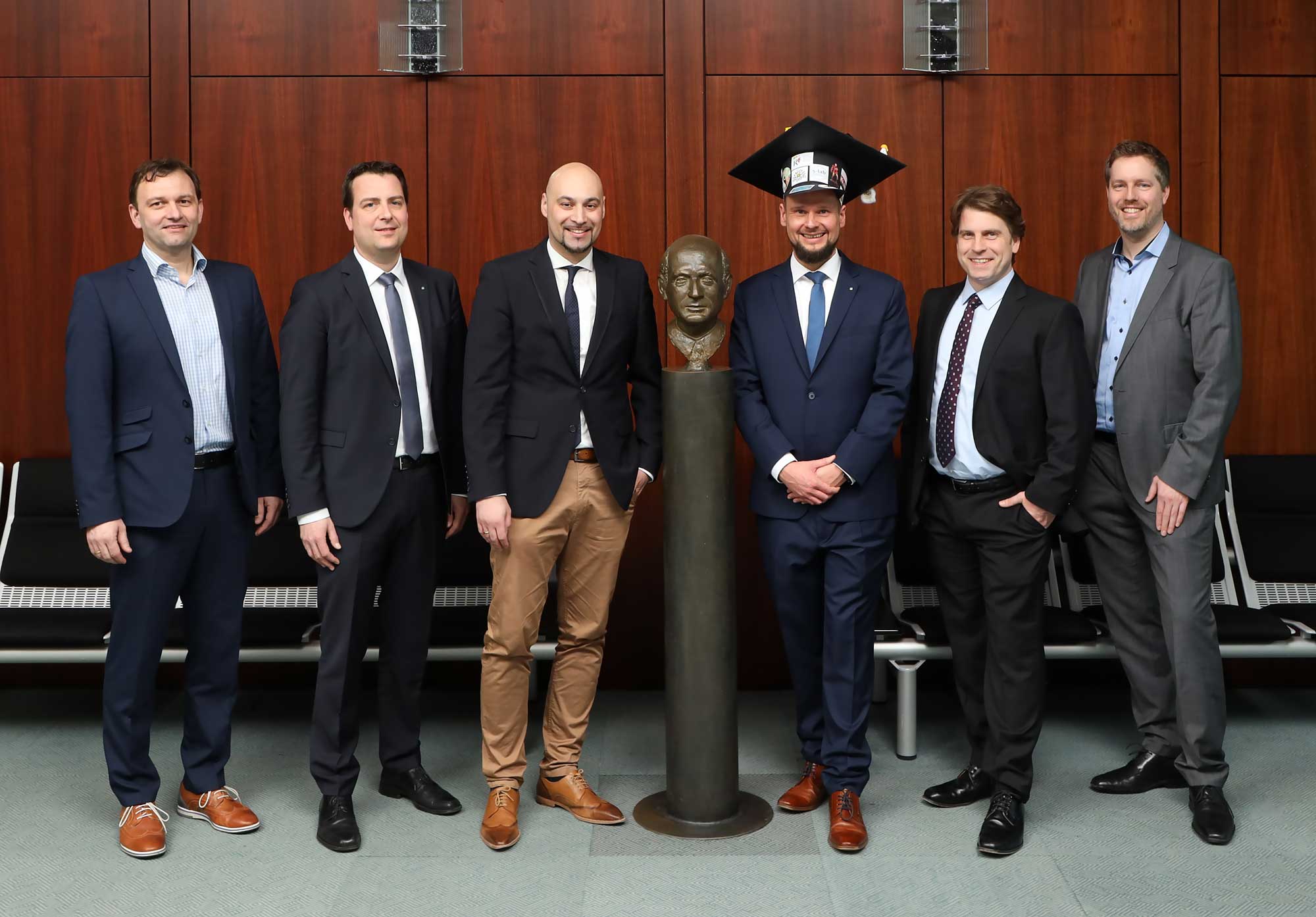 v.l.: Dr. Stefan Sauer, Dr. Matthias Meyer, Prof. Dr.-Ing. Roman Dumitrescu, Dr. Jörg Holtmann, Prof. Dr. Joel Greenyer, Prof. Dr. Eric Bodden v.l.: Dr. Stefan Sauer, Dr. Matthias Meyer, Prof. Dr.-Ing. Roman Dumitrescu, Dr. Jörg Holtmann, Prof. Dr. Joel Greenyer, Prof. Dr. Eric Bodden