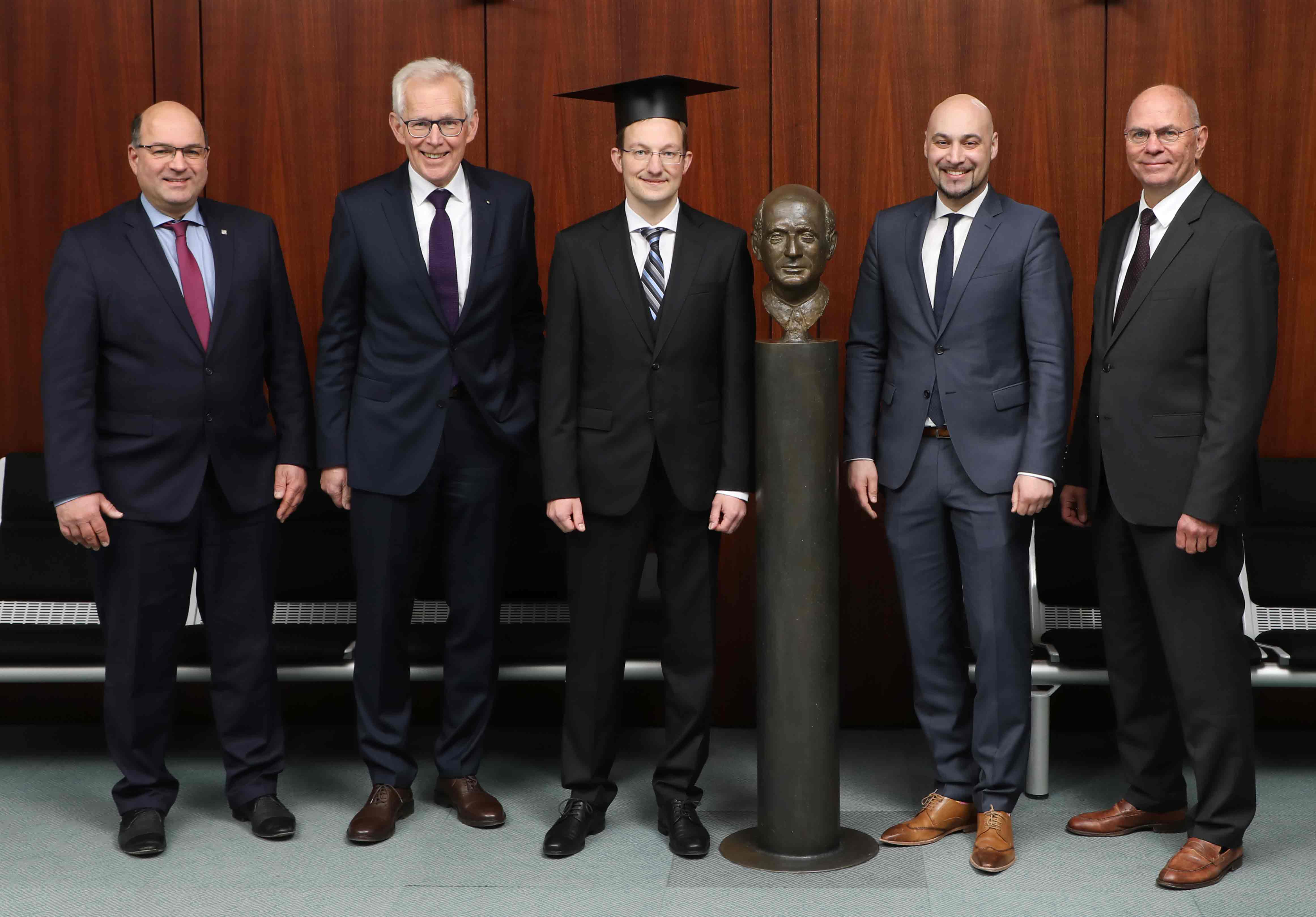 v.l.: Prof. Dr.-Ing. Ansgar Trächtler, Prof. Dr.-Ing. Jürgen Gausemeier, Dr. Meinolf Lukei, Prof. Dr.-Ing. Roman Dumitrescu, Prof. Dr.-Ing. Detmar Zimmer v.l.: Prof. Dr.-Ing. Ansgar Trächtler, Prof. Dr.-Ing. Jürgen Gausemeier, Dr. Meinolf Lukei, Prof. Dr.-Ing. Roman Dumitrescu, Prof. Dr.-Ing. Detmar Zimmer