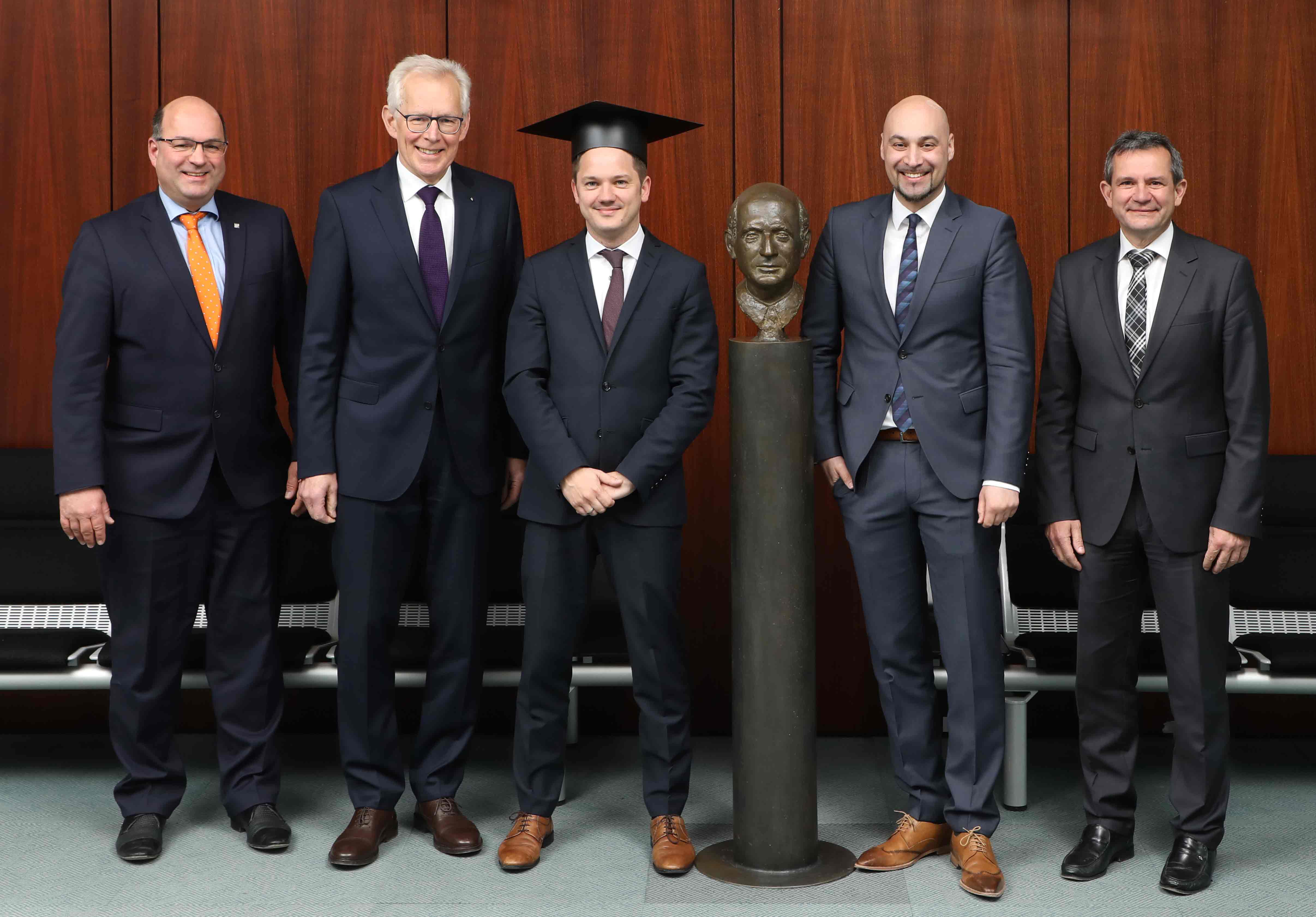 v.l.: Prof. Dr.-Ing. Ansgar Trächtler, Prof. Dr.-Ing. Jürgen Gausemeier, Dr. Tobias Mittag, Prof. Dr.-Ing. Roman Dumitrescu, Prof. Dr. Thomas Tröster v.l.: Prof. Dr.-Ing. Ansgar Trächtler, Prof. Dr.-Ing. Jürgen Gausemeier, Dr. Tobias Mittag, Prof. Dr.-Ing. Roman Dumitrescu, Prof. Dr. Thomas Tröster
