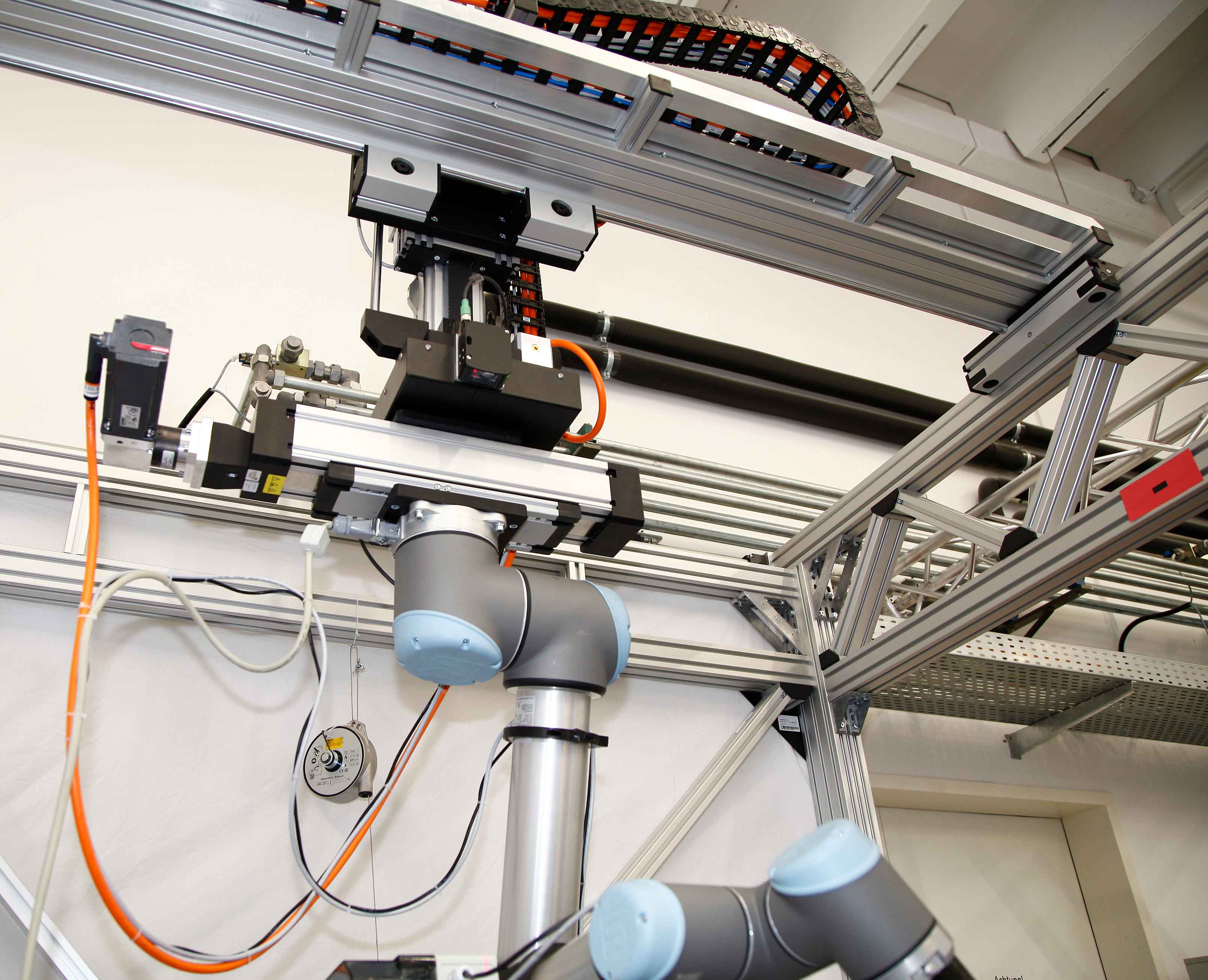 Das Fraunhofer IEM übernimmt die optimale Integration (teil-)automatisierter Roboter in die Raumportale von Rose+Krieger, hier im institutseigenen Robotics Lab. Das Fraunhofer IEM übernimmt die optimale Integration (teil-)automatisierter Roboter in die Raumportale von Rose+Krieger, hier im institutseigenen Robotics Lab.