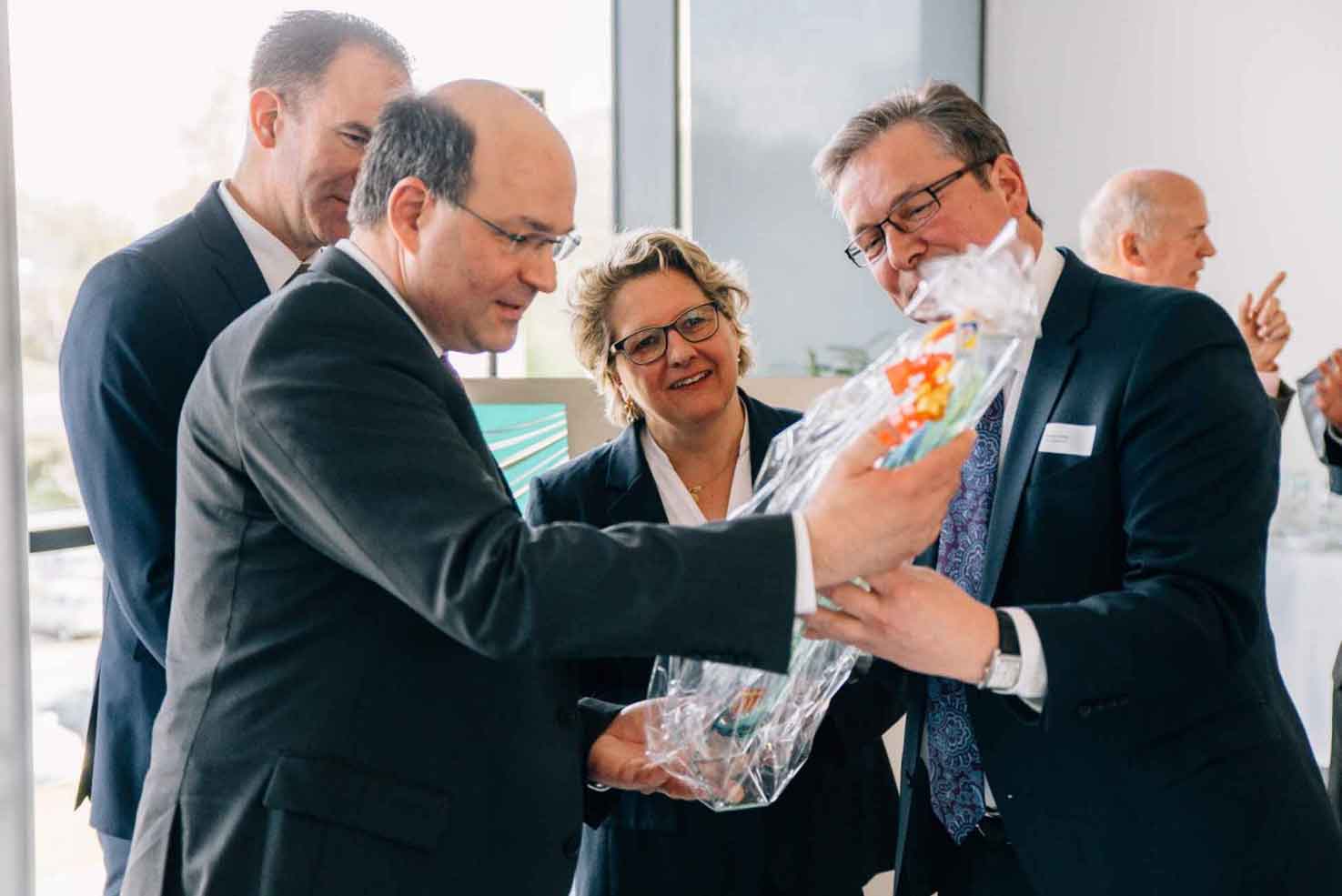 Auch die Stadt Paderborn freut sich über das neue Fraunhofer-Institut. Bürgermeister Michael Dreier überreicht eine Illustration, die das bekannte Paderborner Wahrzeichen zeigt – das Drei-Hasen-Fenster.