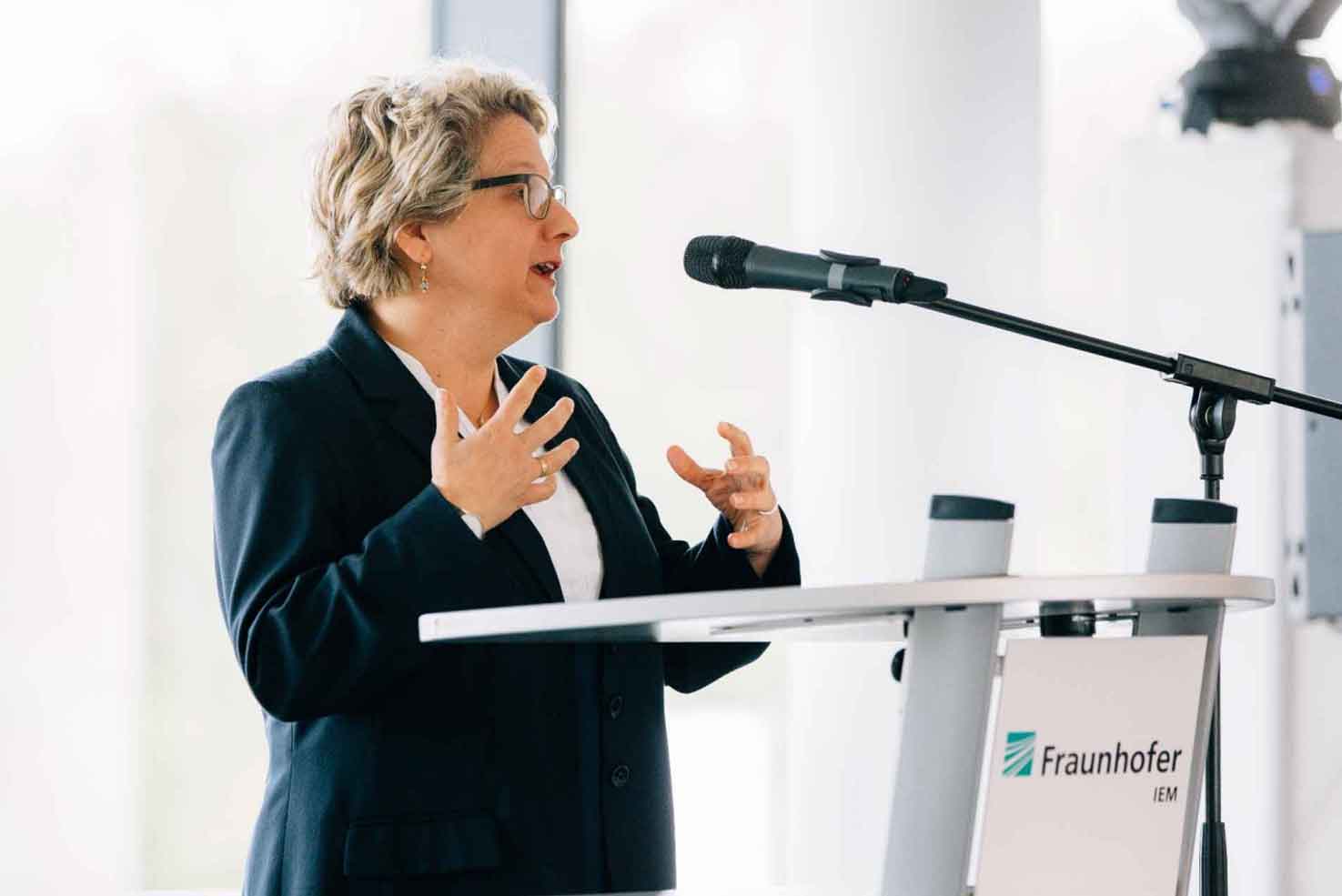 Als Projektgruppe des Fraunhofer-Instituts für Produktionstechnologie IPT in Aachen war das Fraunhofer IEM im Jahr 2011 gestartet. Das Land NRW hat diese Kooperation mit einer Anschubfinanzierung von 8,3 Mio. Euro unterstützt und freut sich nun über das erste neugegründete Fraunhofer-Institut in NRW seit über 20 Jahren. 