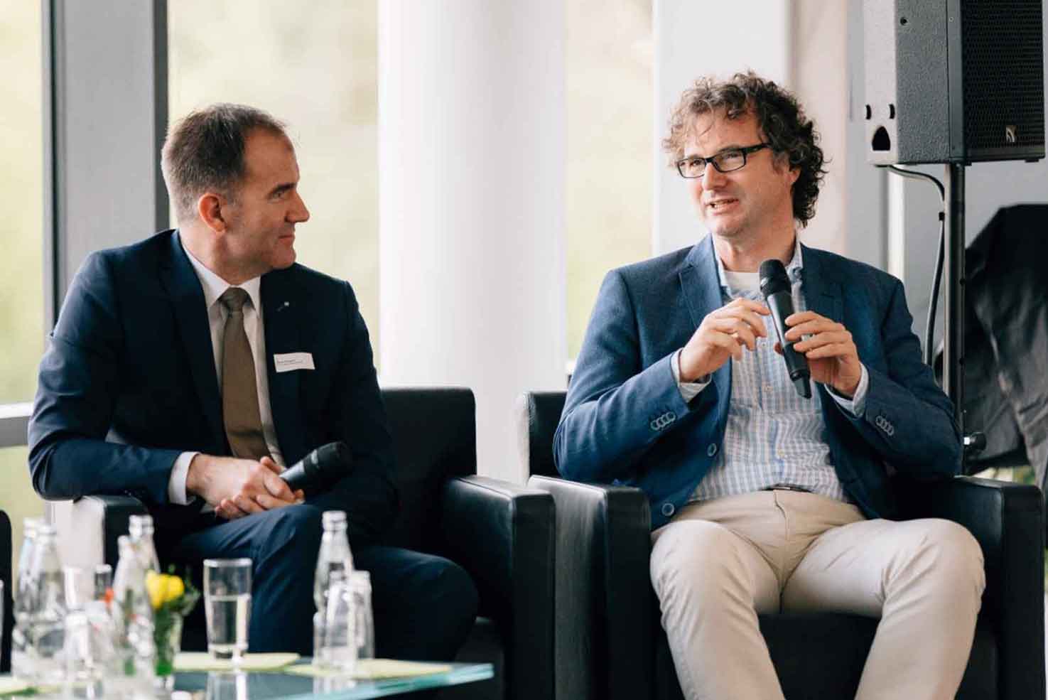 Seitens der Universität Paderborn konnten wir uns auf Prof. Dr. Rüdiger Kabst (Vizepräsident für Technologietransfer und Marketing der Universität Paderborn) freuen. Für die Entwicklung des Fraunhofer IEM war vor allem immer der starke Rückhalt der Partner aus der Region von wesentlicher Bedeutung.