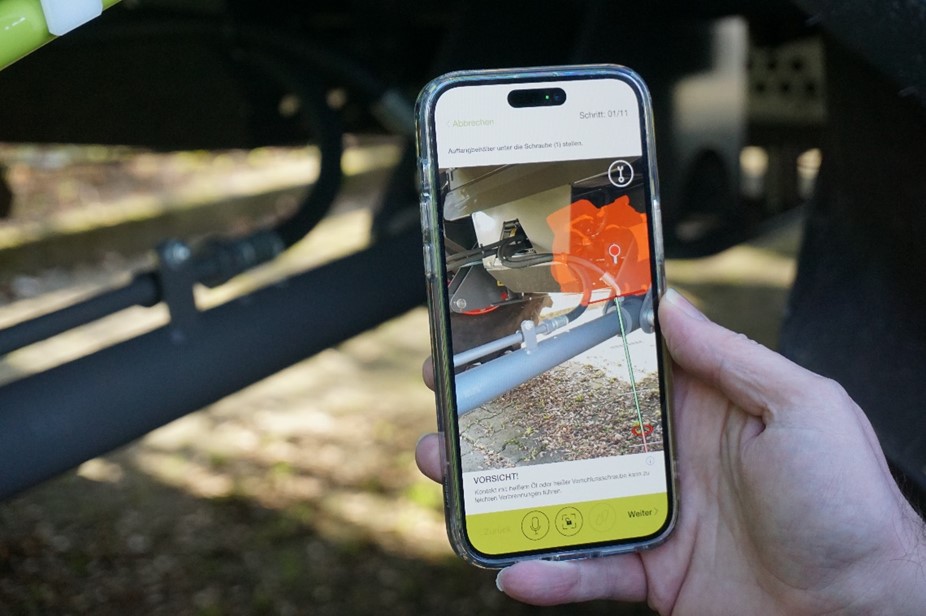 Hand hält Smartphone mit virtueller Darstellung abgebildet.